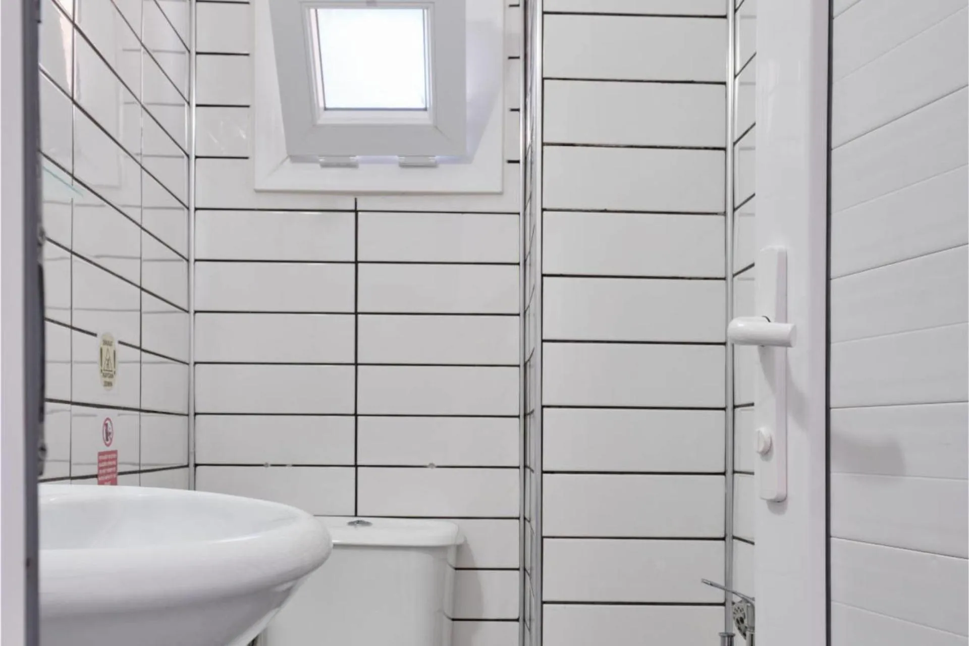 Shower in CARETTA PANSİYOn