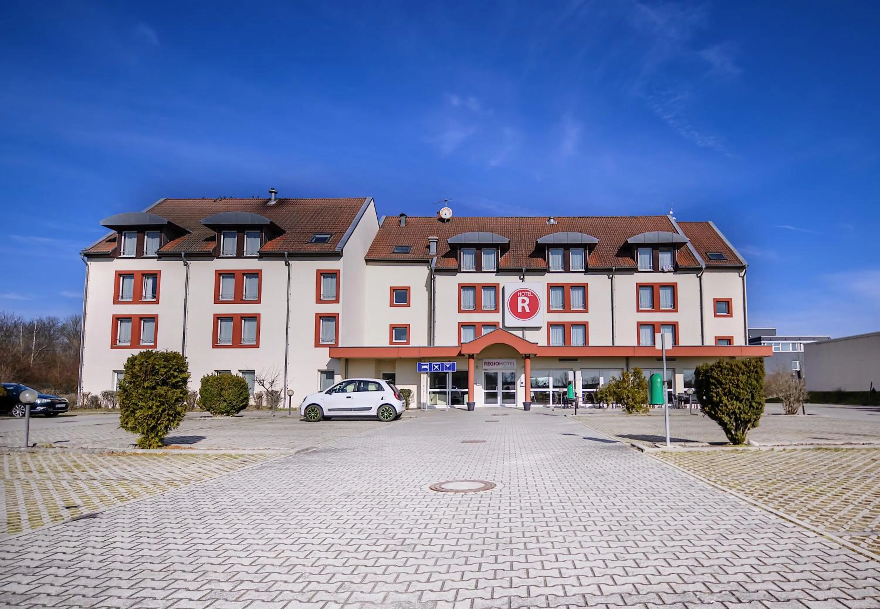 Property building in REGIOHOTEL Leipzig West - #Frühstücksbuffet #TopPreisLeistung #FreeParking #Wallbox