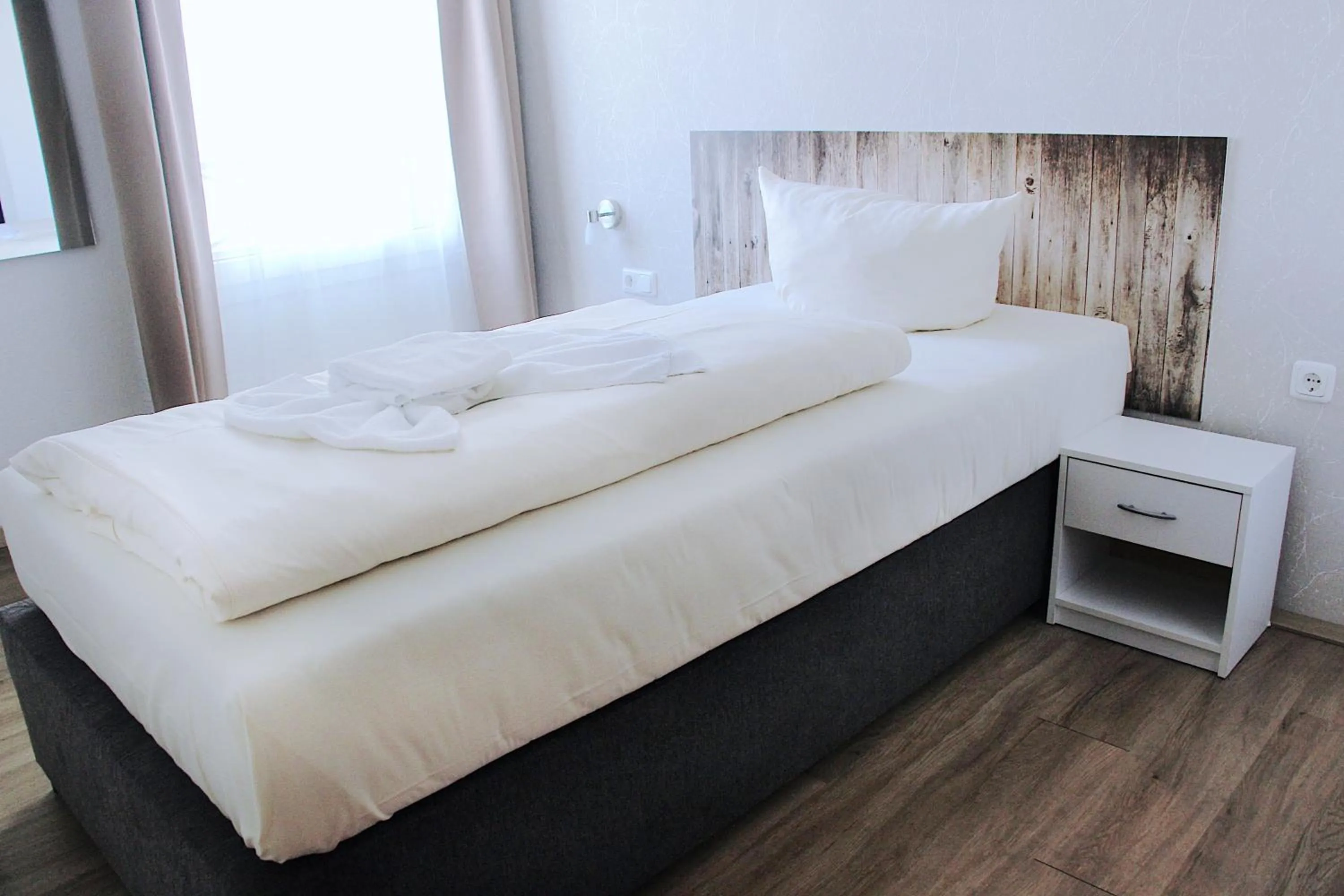 Bed in REGIOHOTEL Leipzig West - #Frühstücksbuffet #TopPreisLeistung #FreeParking #Wallbox