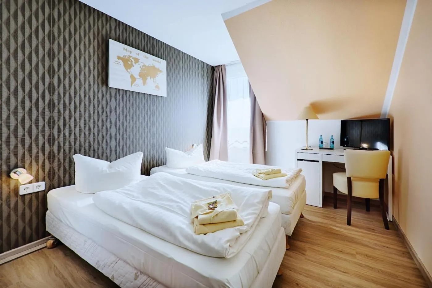 Bed in REGIOHOTEL Leipzig West - #Frühstücksbuffet #TopPreisLeistung #FreeParking #Wallbox