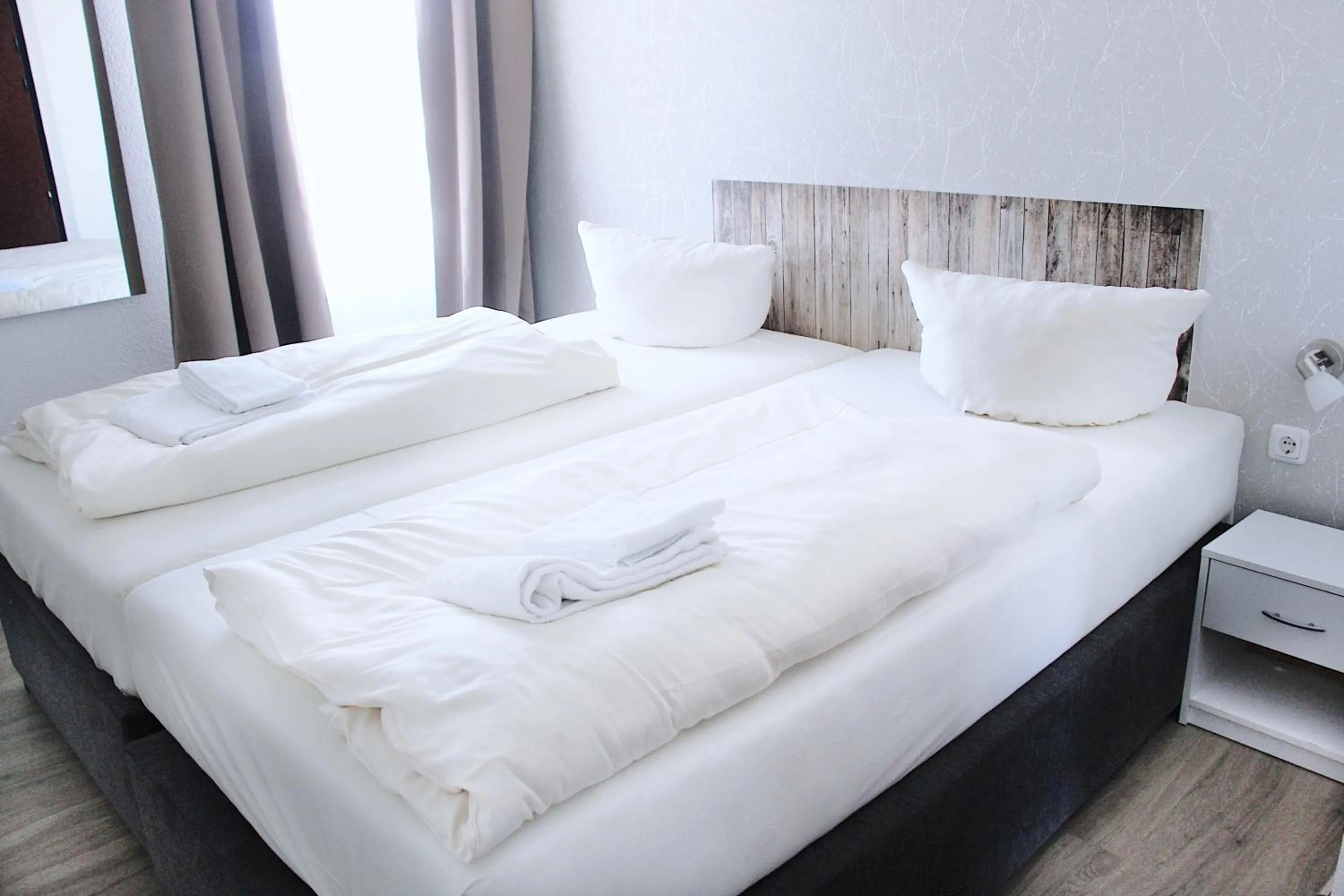 Bed in REGIOHOTEL Leipzig West - #Frühstücksbuffet #TopPreisLeistung #FreeParking #Wallbox