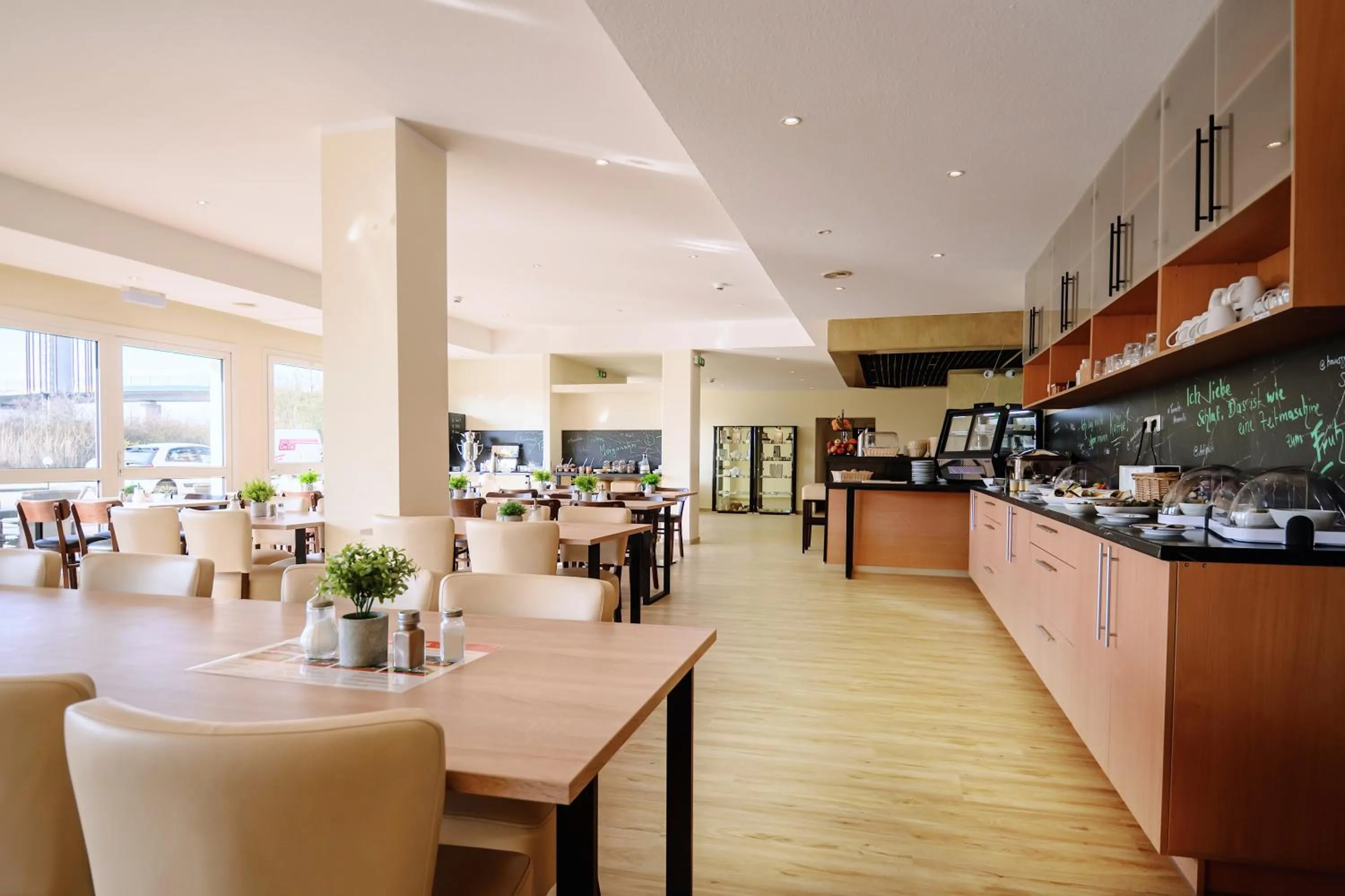 Restaurant/places to eat in REGIOHOTEL Leipzig West - #Frühstücksbuffet #TopPreisLeistung #FreeParking #Wallbox