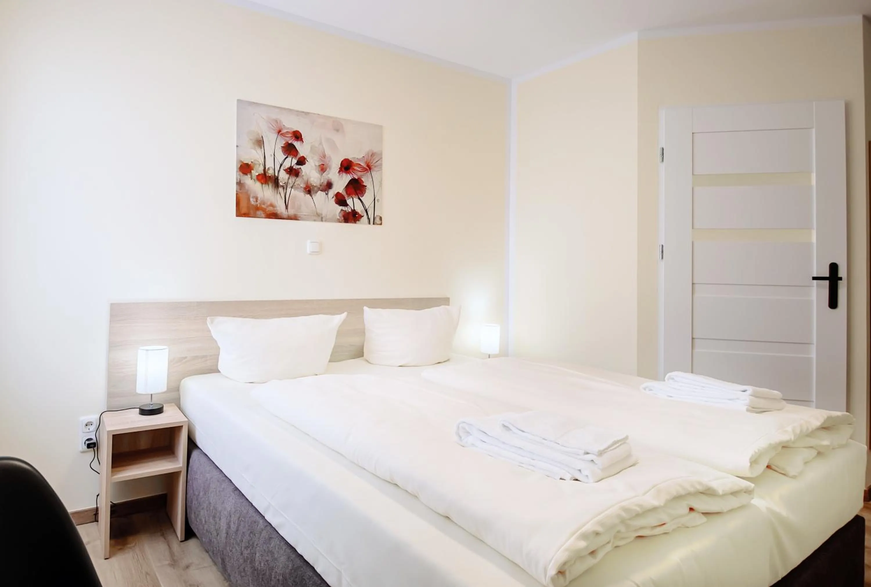 Bed in REGIOHOTEL Leipzig West - #Frühstücksbuffet #TopPreisLeistung #FreeParking #Wallbox