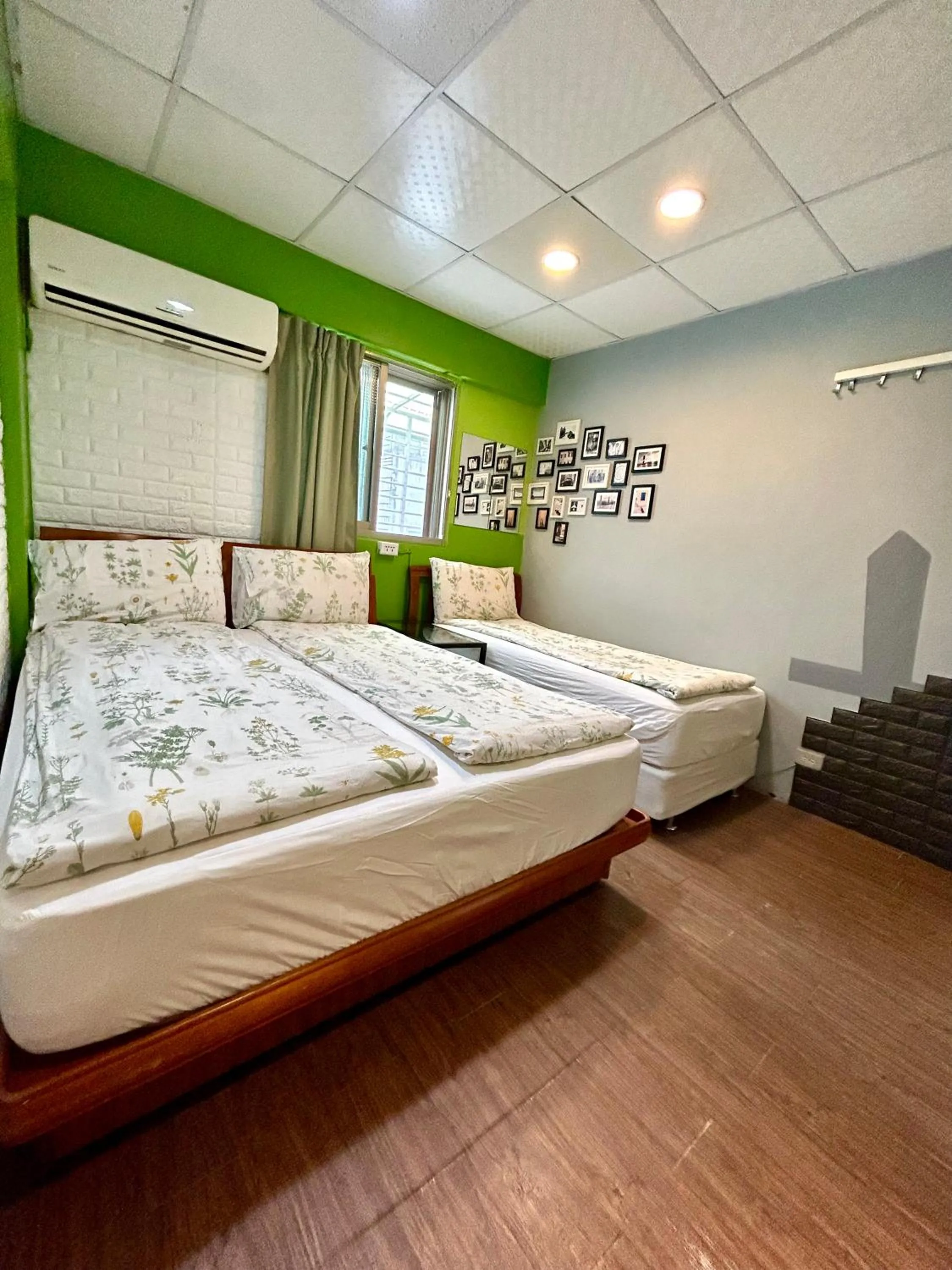 Photo of the whole room, Bed in Taipei Triple Tiger Inn