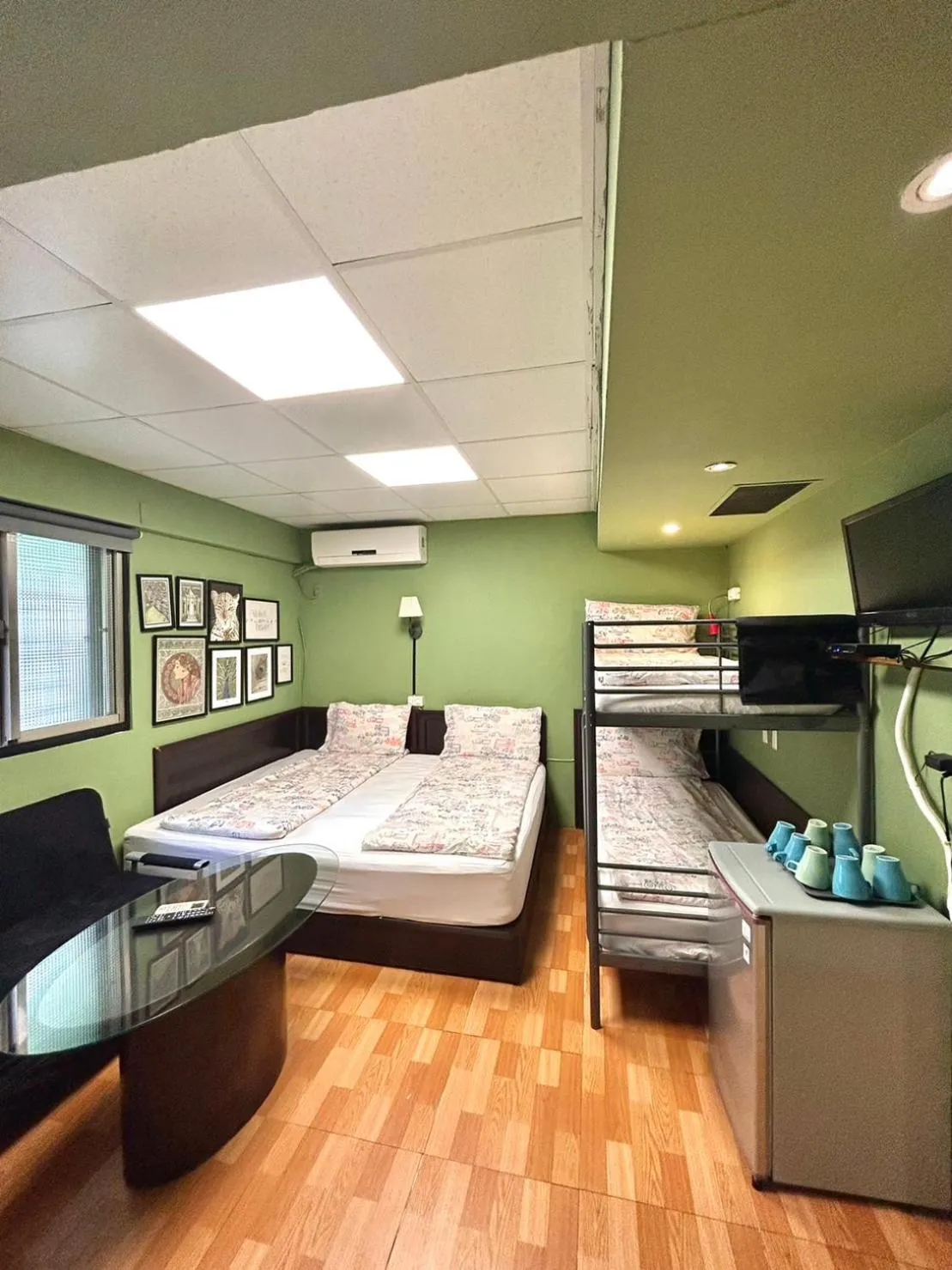 Photo of the whole room, Bed in Taipei Triple Tiger Inn