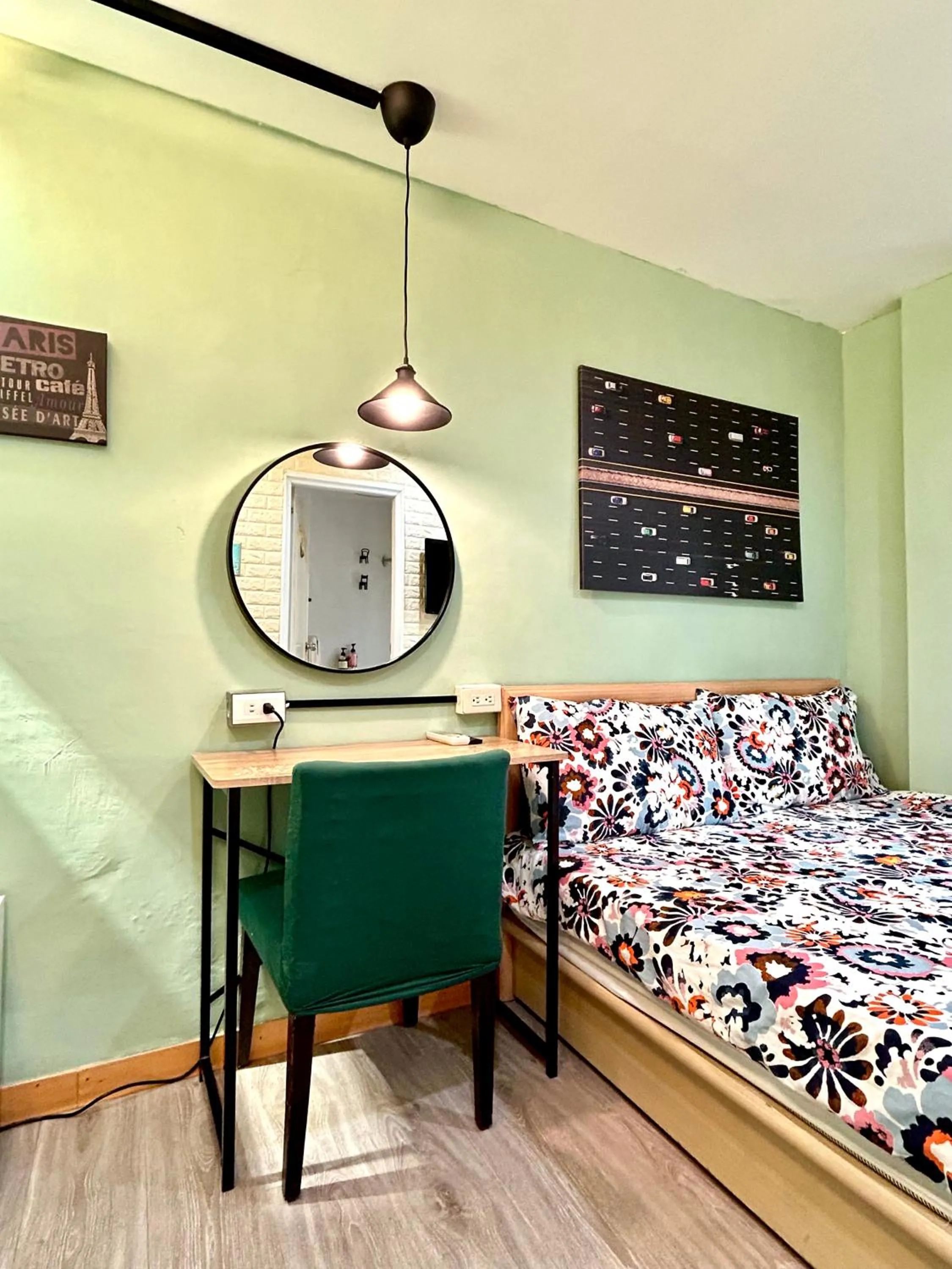 Photo of the whole room, Bed in Taipei Triple Tiger Inn