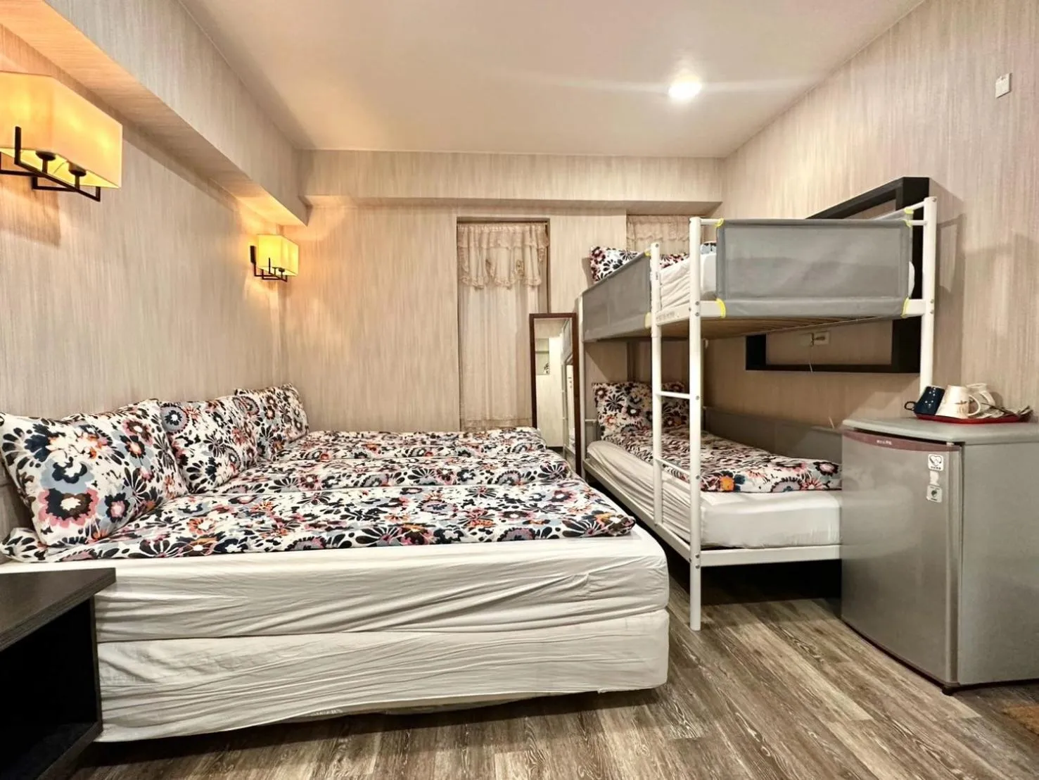 Photo of the whole room, Bed in Taipei Triple Tiger Inn