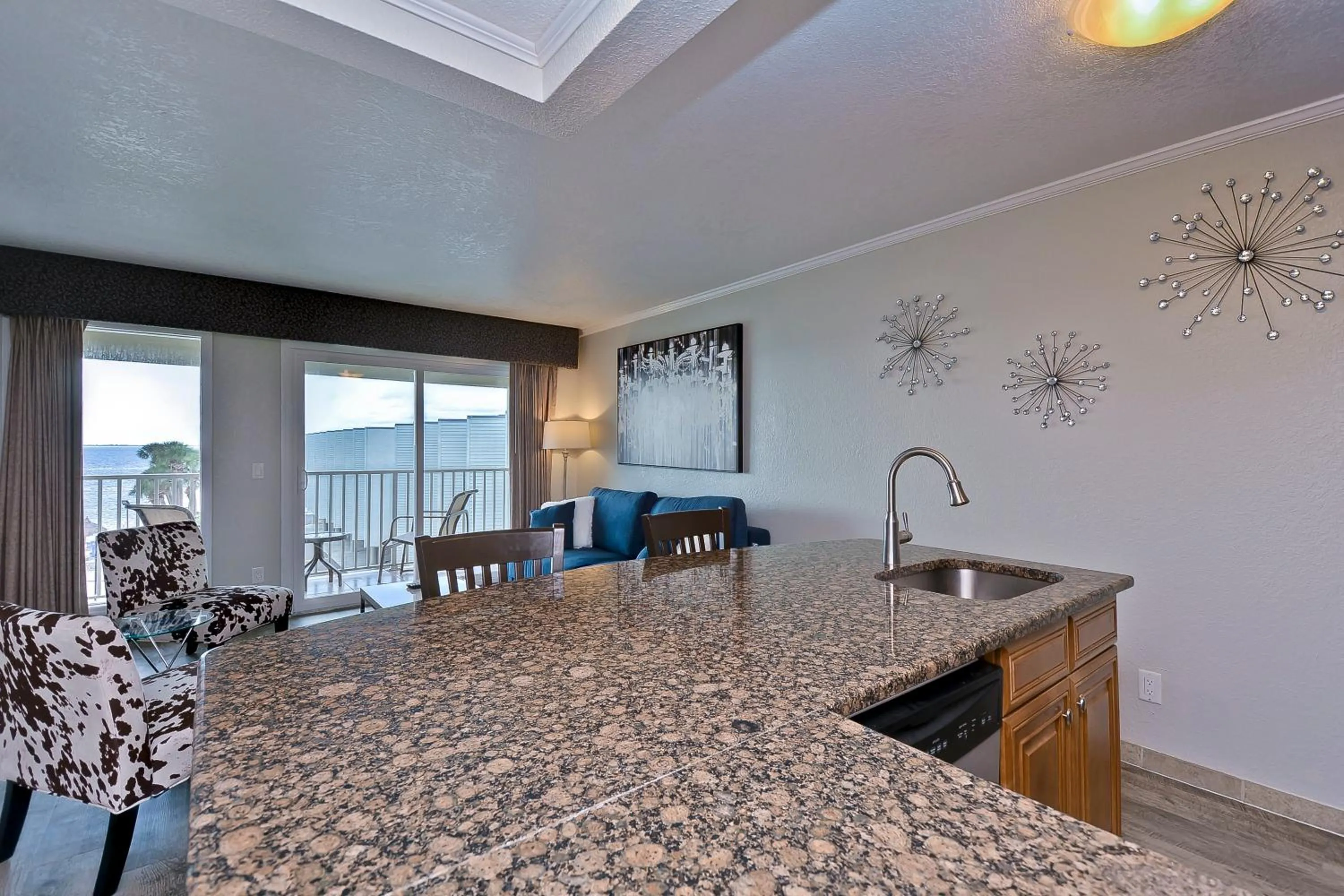 Kitchen or kitchenette in 441-Waterfront, Amazing Views, WIFI, Pool and close to BUCS Stadium
