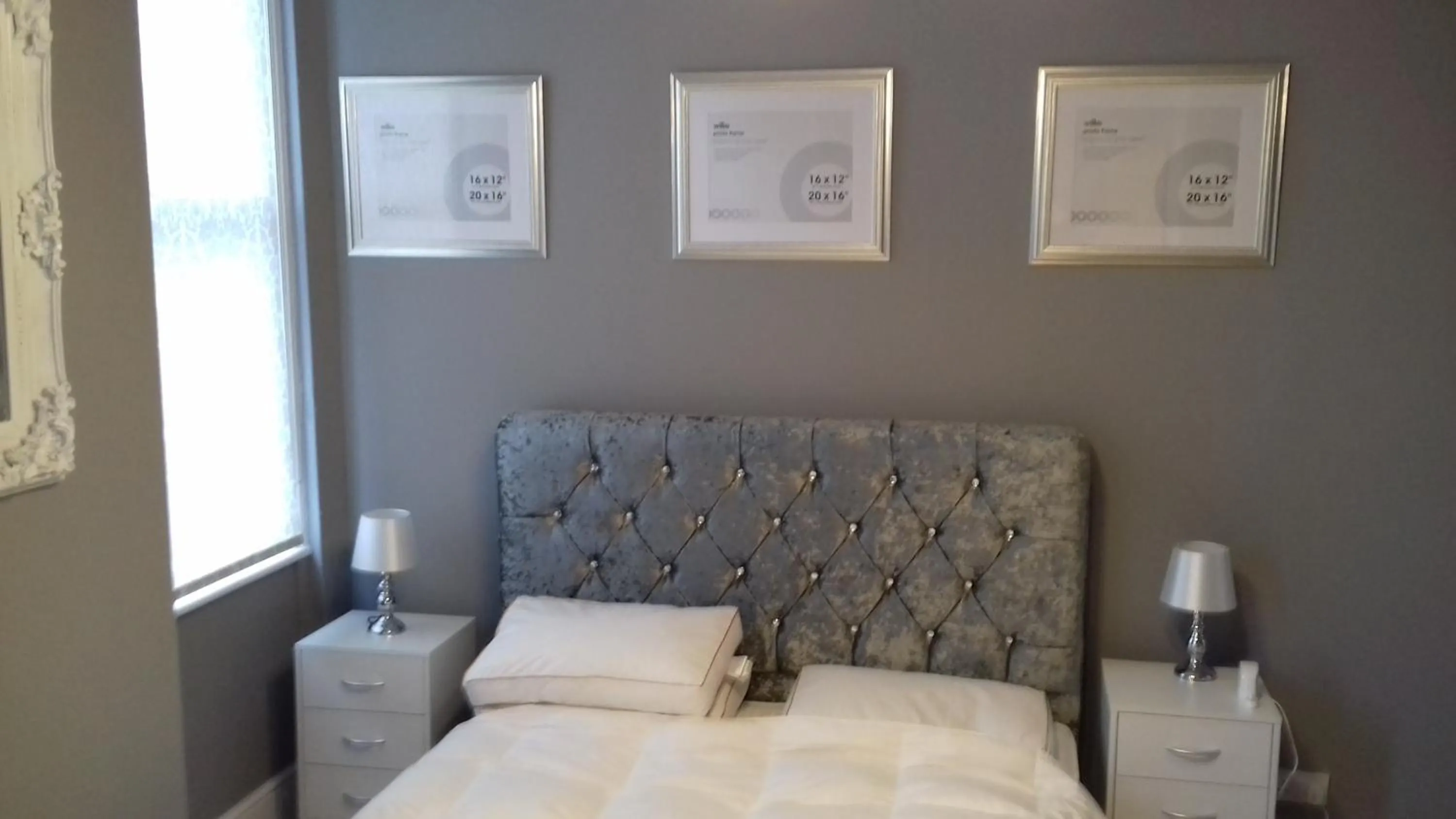 Bed in Lansdown House Bed & Breakfast