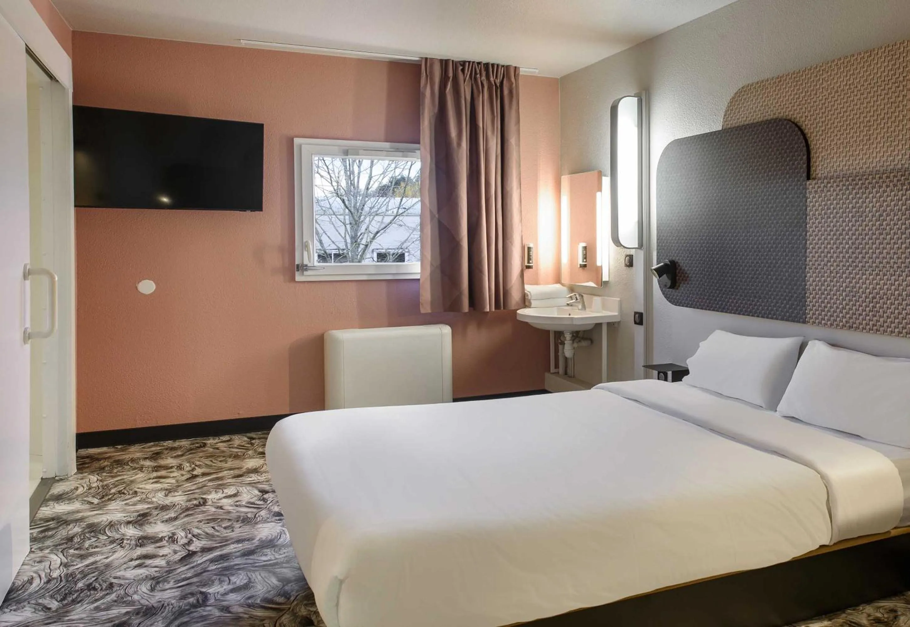 Bedroom, Bed in B&B HOTEL Toulouse Cité de l'Espace Hurel