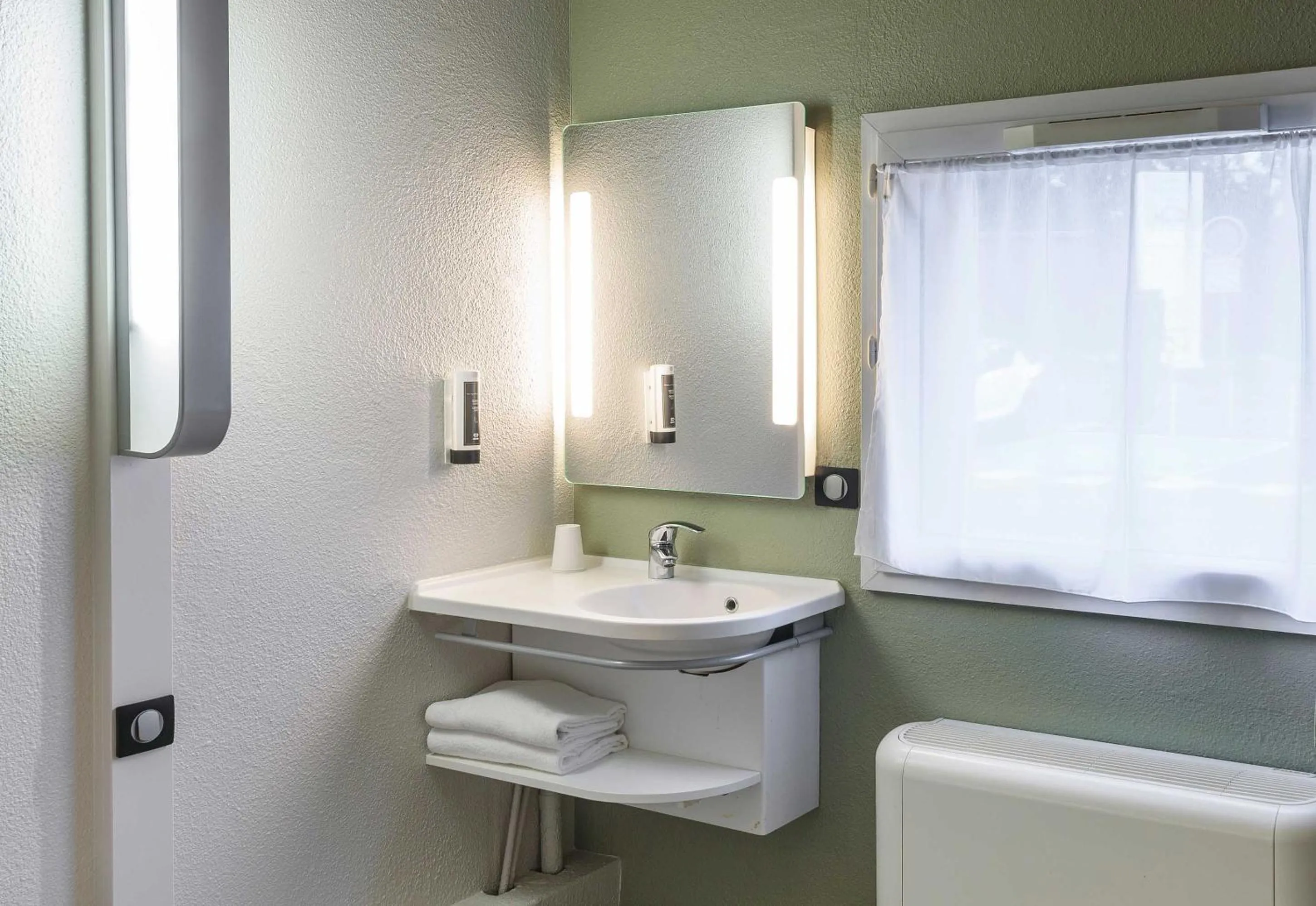 Bathroom in B&B HOTEL Toulouse Cité de l'Espace Hurel