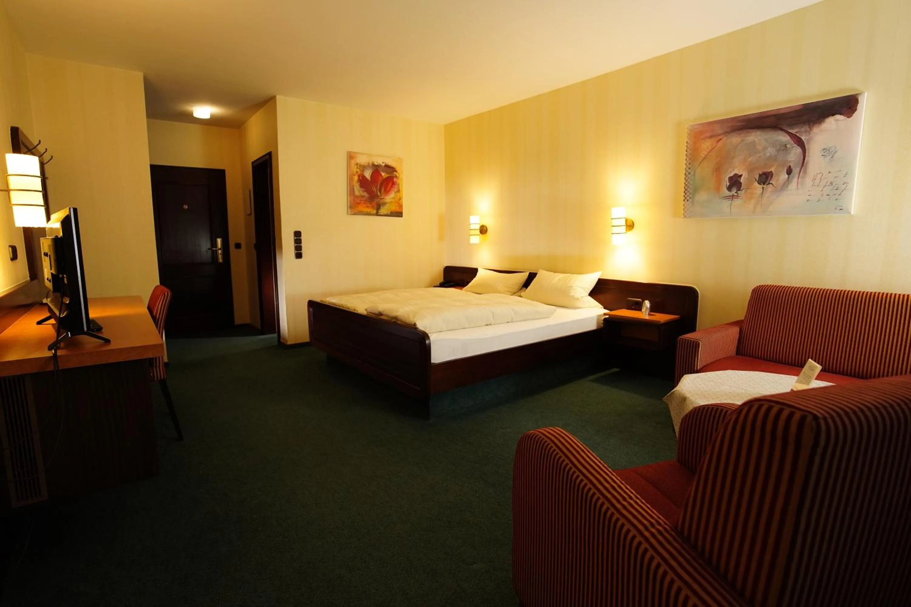 Photo of the whole room, Bed in Hotel Central