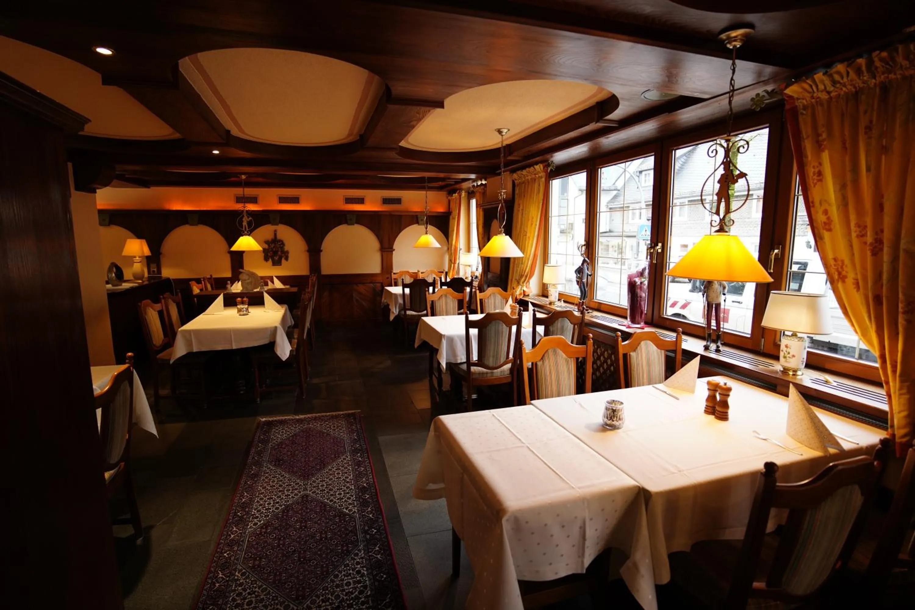 Restaurant/places to eat in Hotel Central