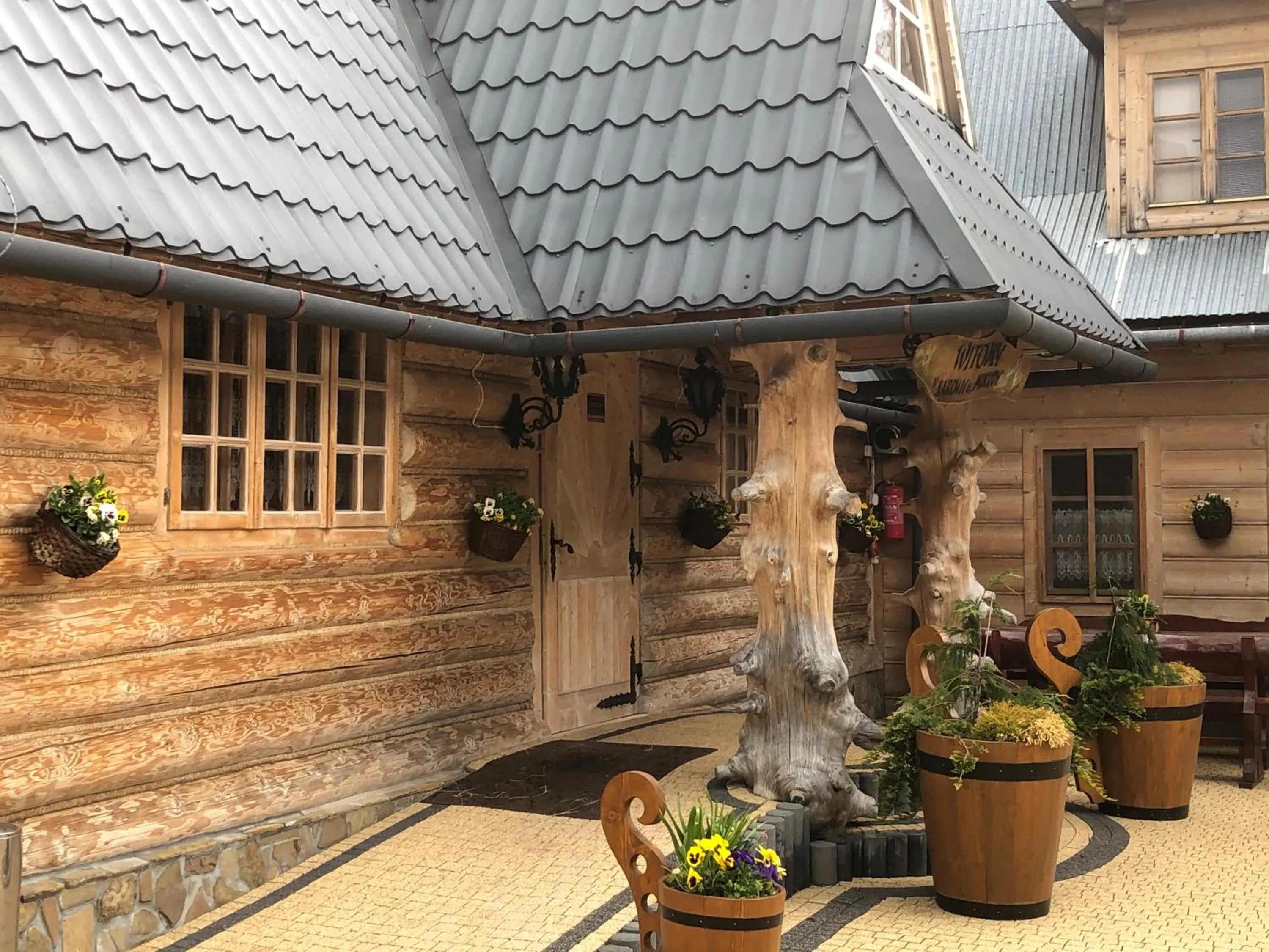 Facade/entrance in Karczma Mikuda - Sauna Basen Jacuzzi z widokiem na góry - Kuligi - Parking