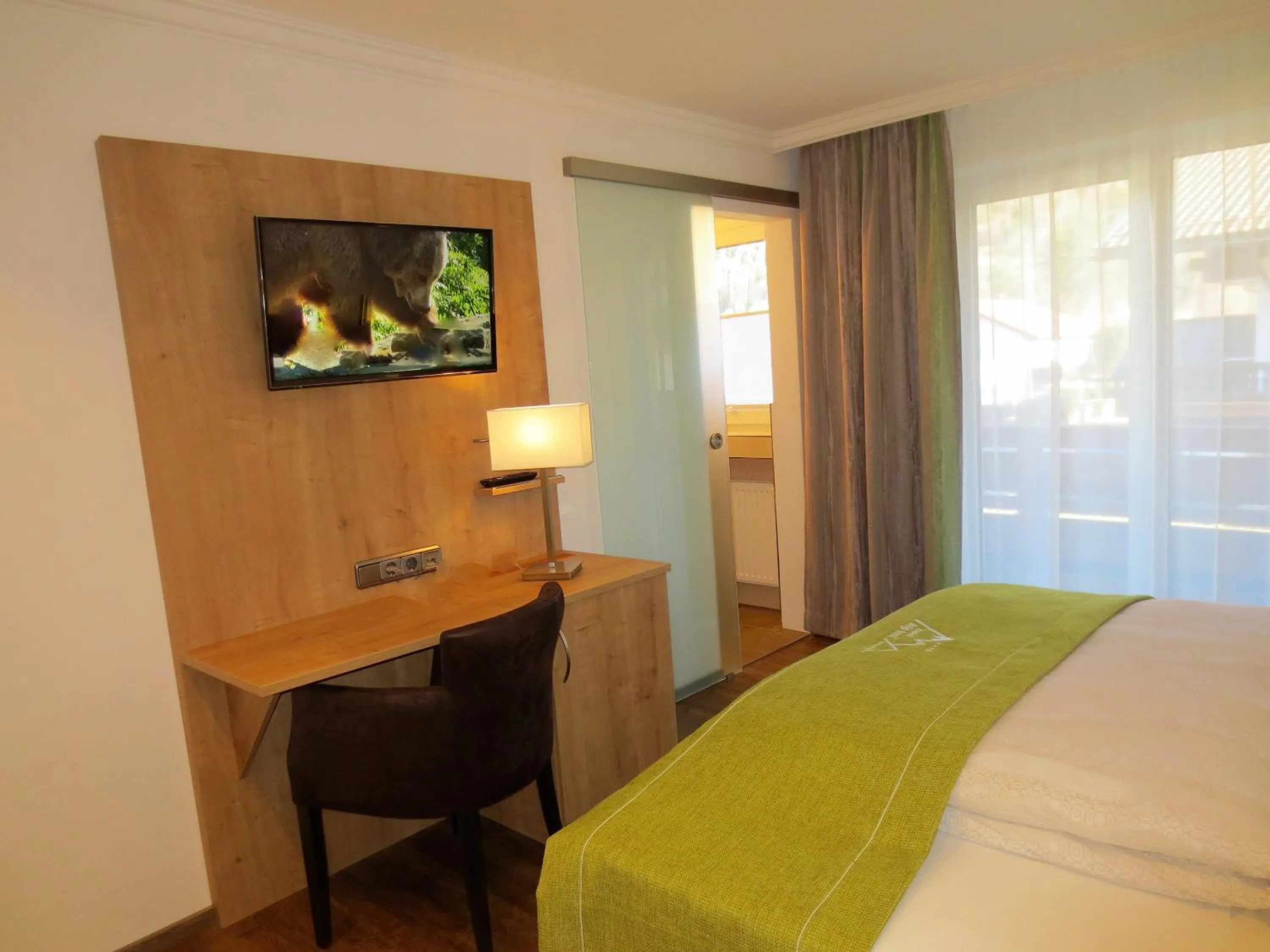 TV and multimedia, Bed in Hotel Alp Inn - Chiemgaukarte inclusive
