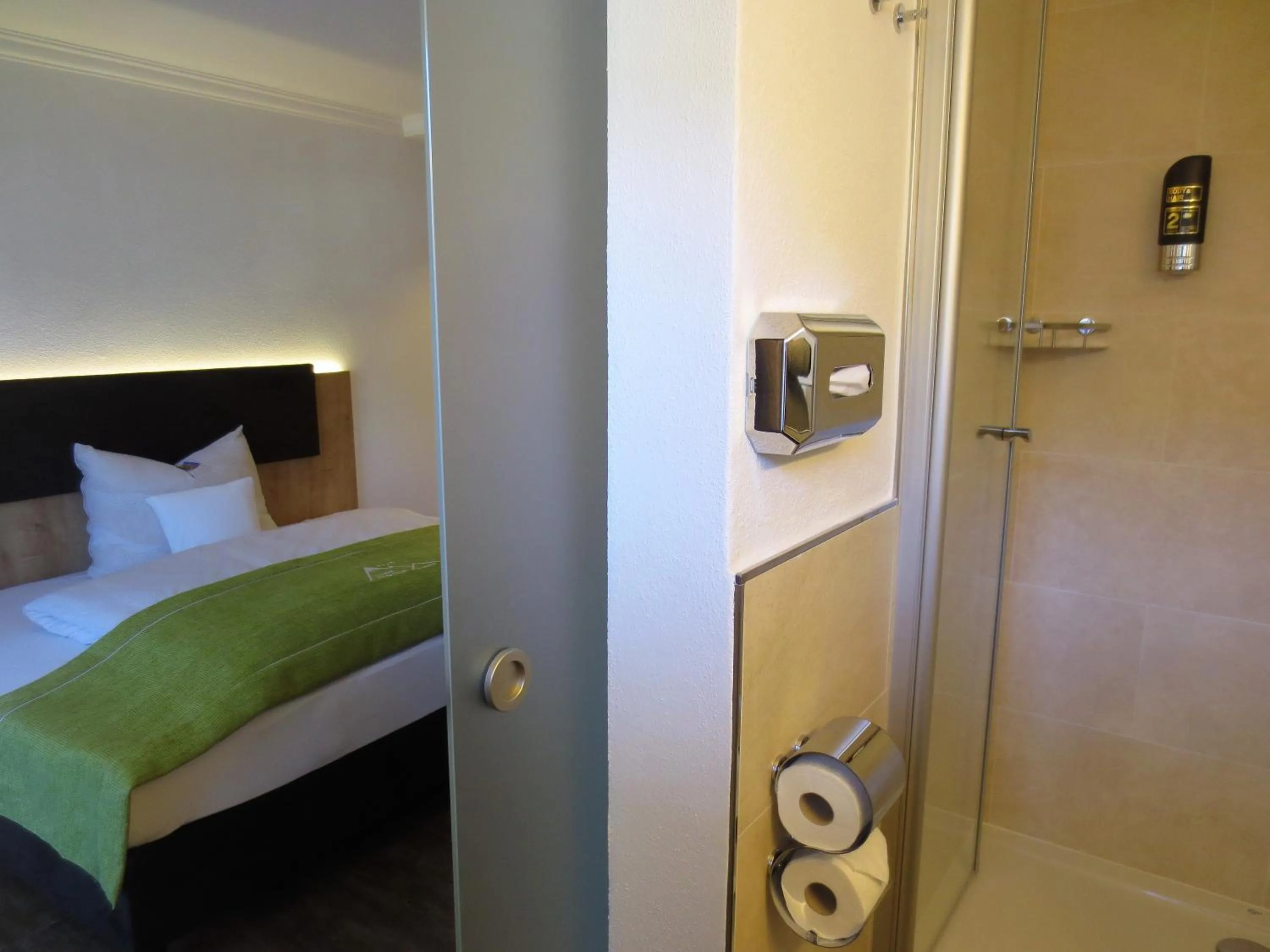 Shower, Bed in Hotel Alp Inn - Chiemgaukarte inclusive