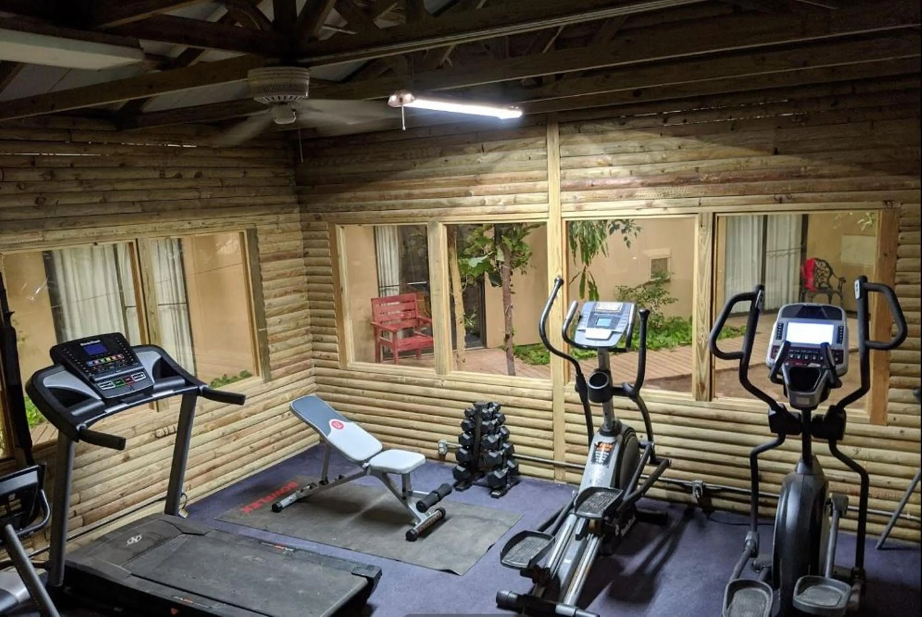 Fitness centre/facilities in Atrium Inn