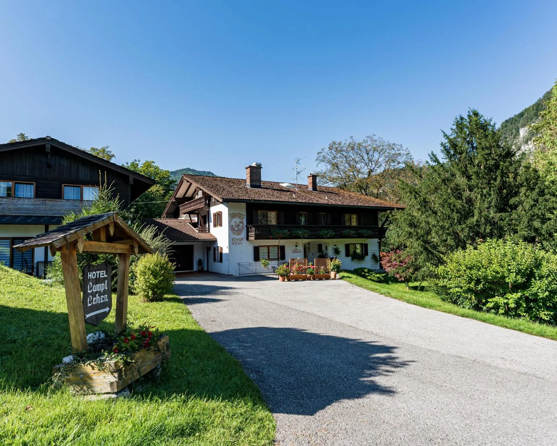 Property building in Hotel & Chalets Lampllehen