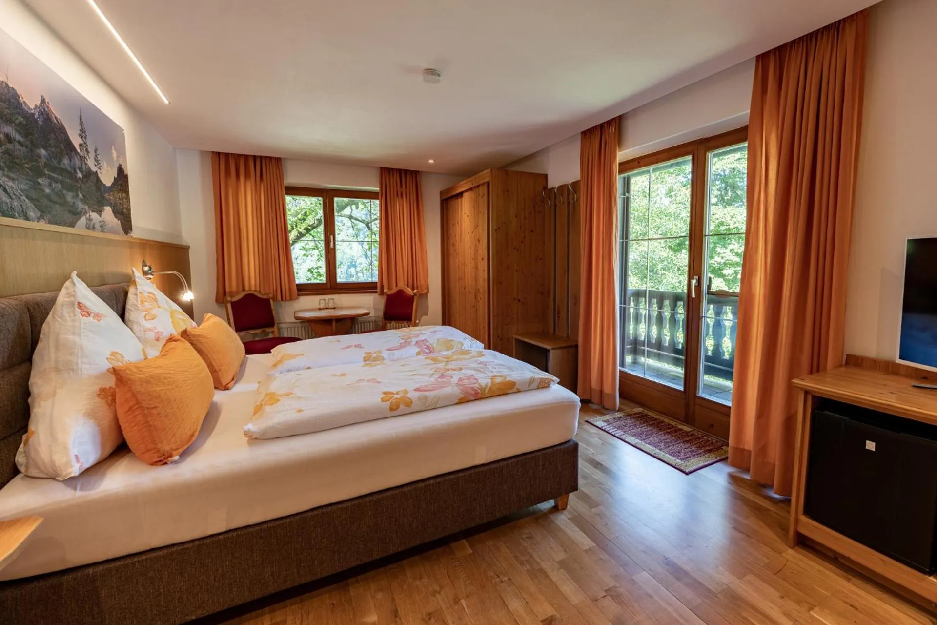 Photo of the whole room, Bed in Hotel & Chalets Lampllehen