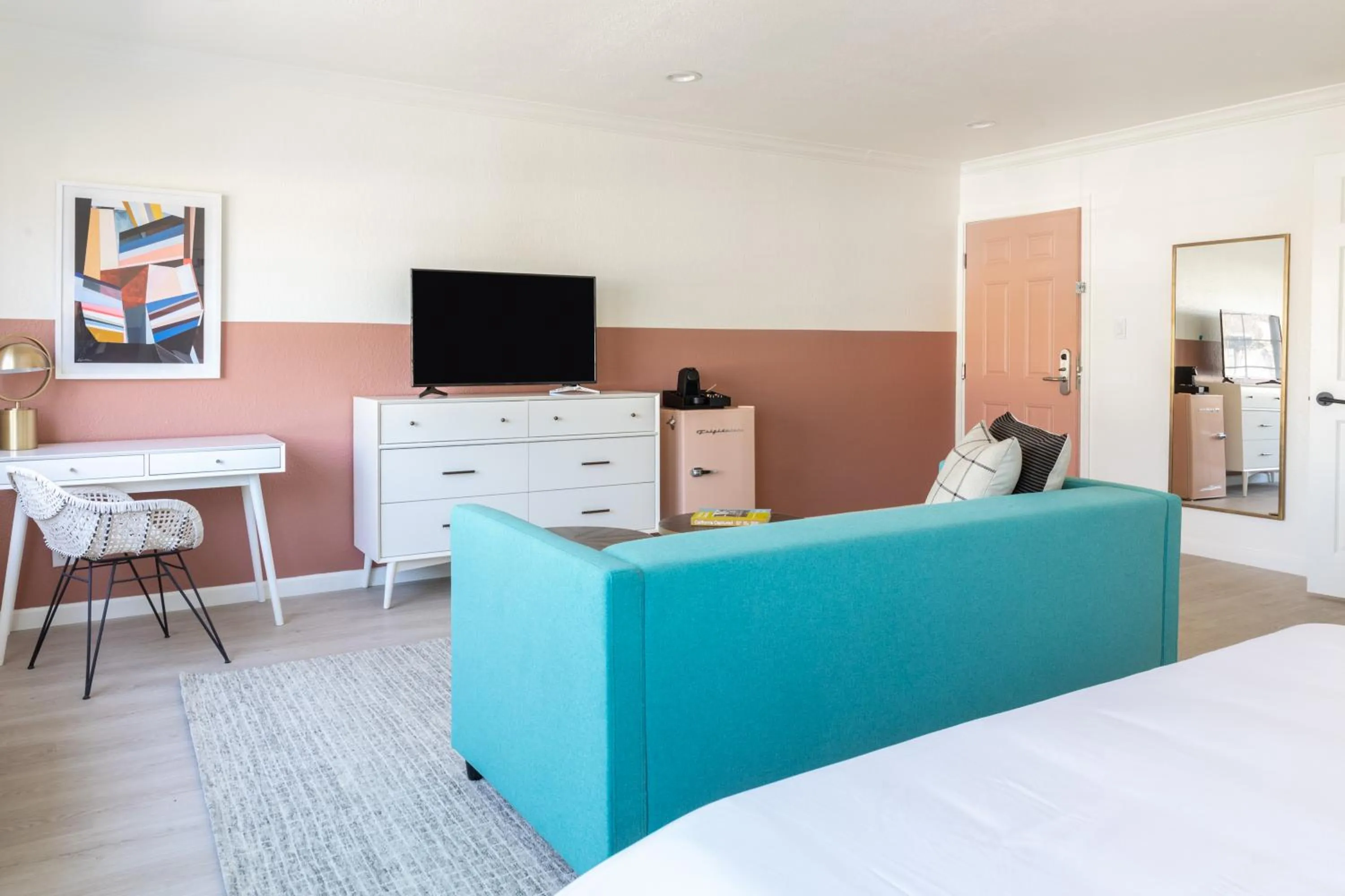 Living room, Bed in Signature Inn Oakland