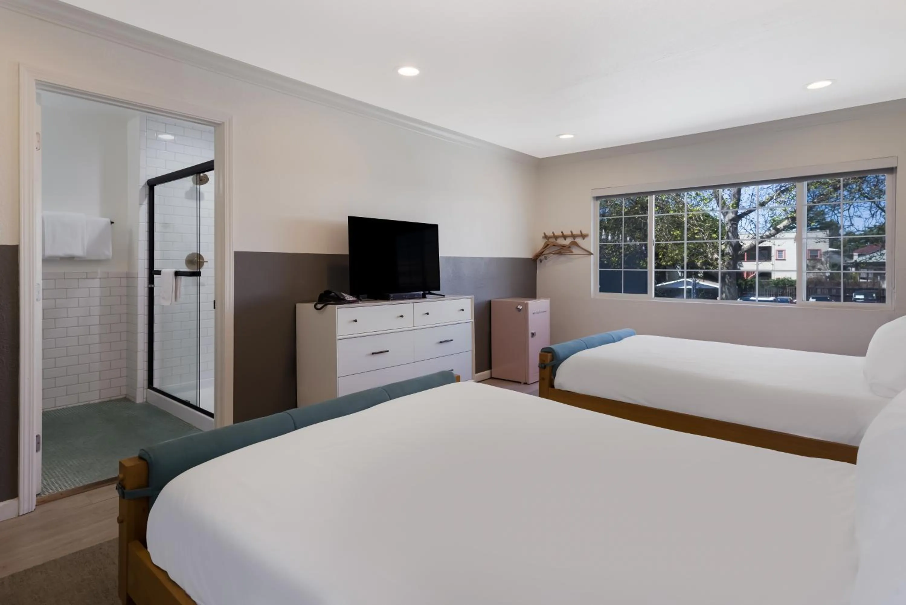 Bed in Signature Inn Oakland