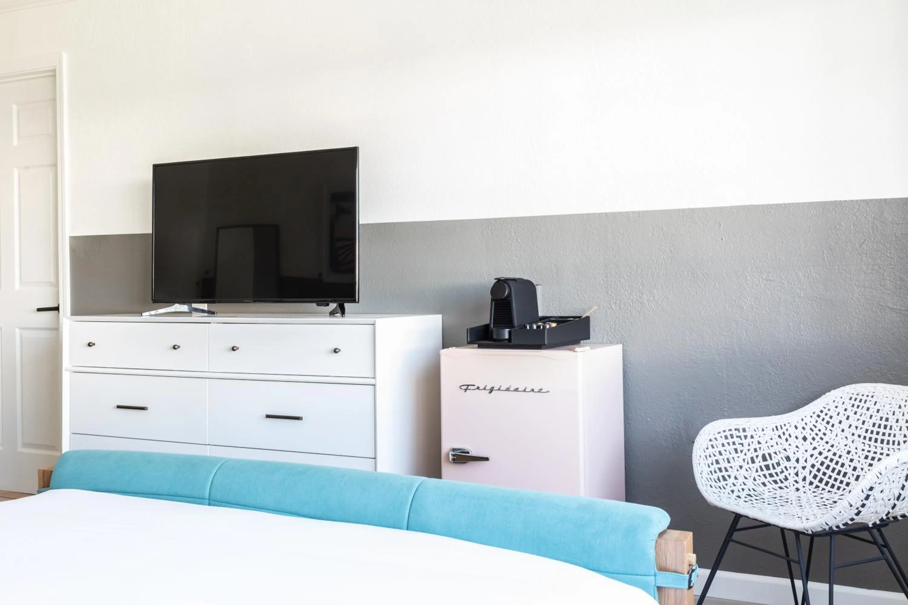 Living room, Bed in Signature Inn Oakland