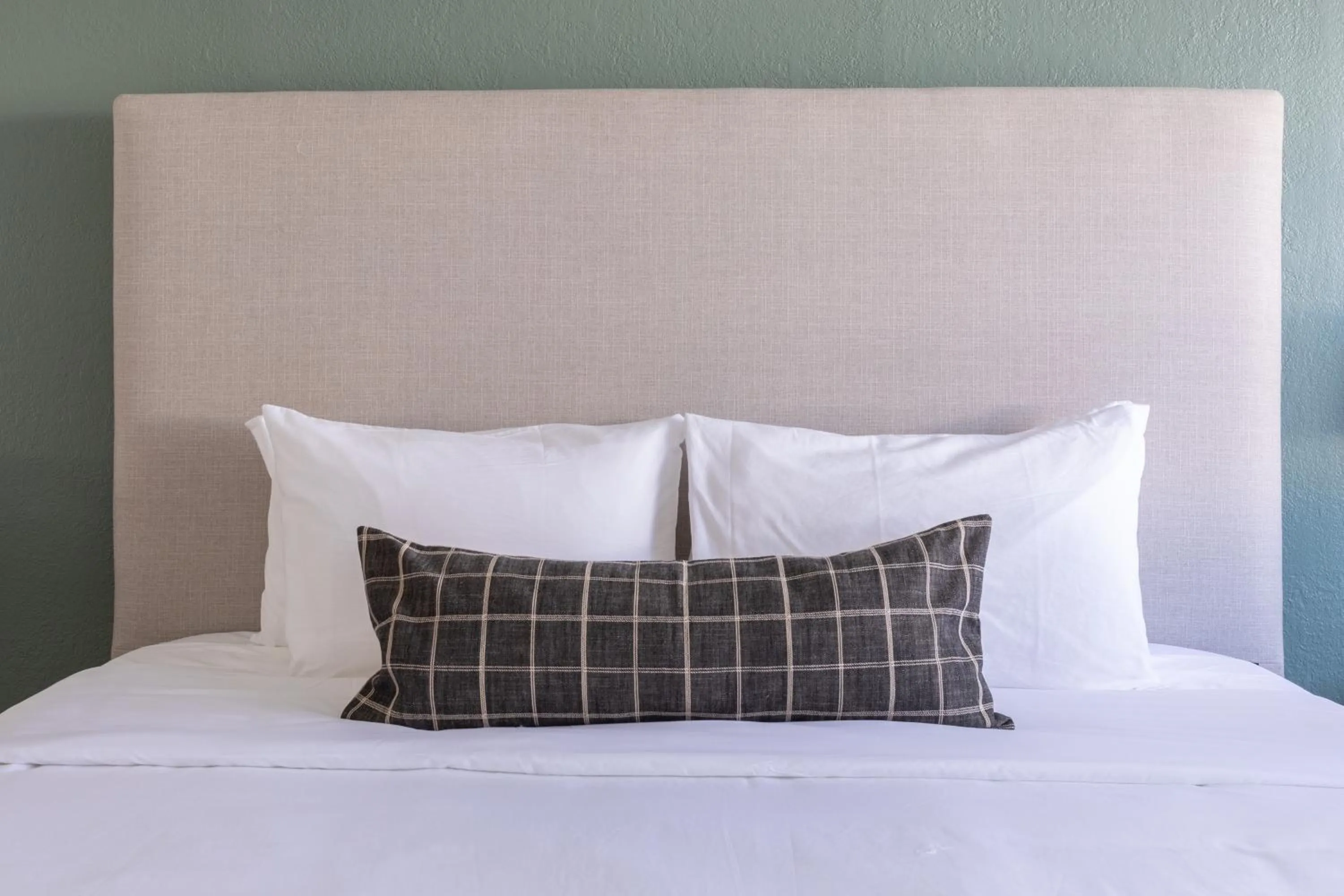 Bed in Signature Inn Oakland