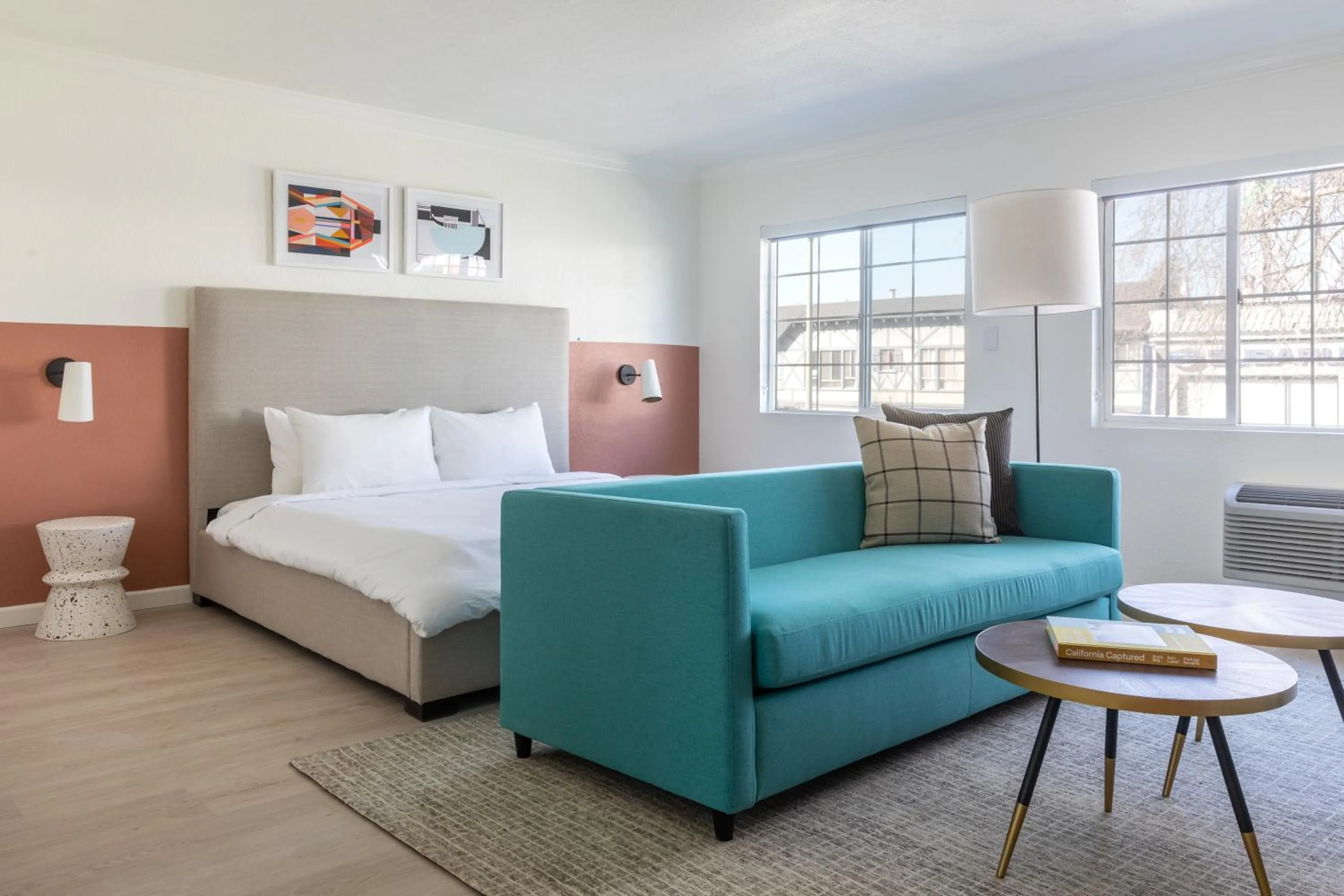 Living room, Bed in Signature Inn Oakland