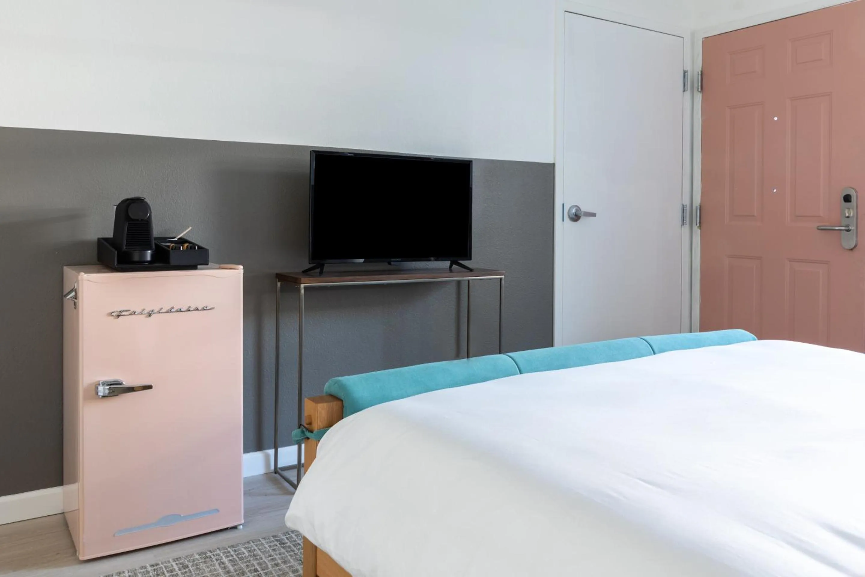 TV and multimedia, Bed in Signature Inn Oakland