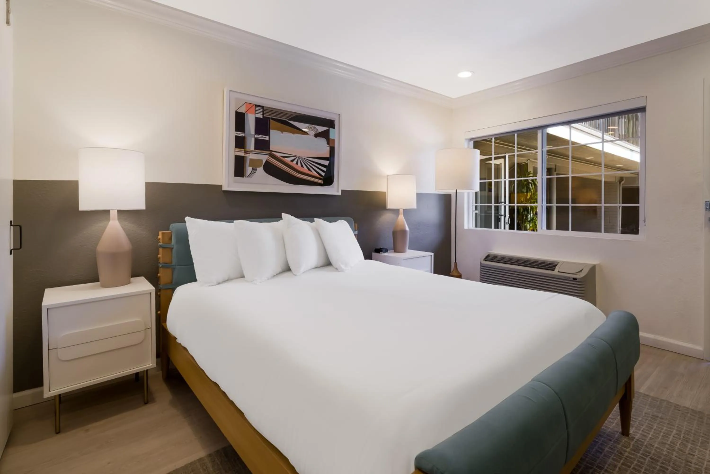 Bed in Signature Inn Oakland