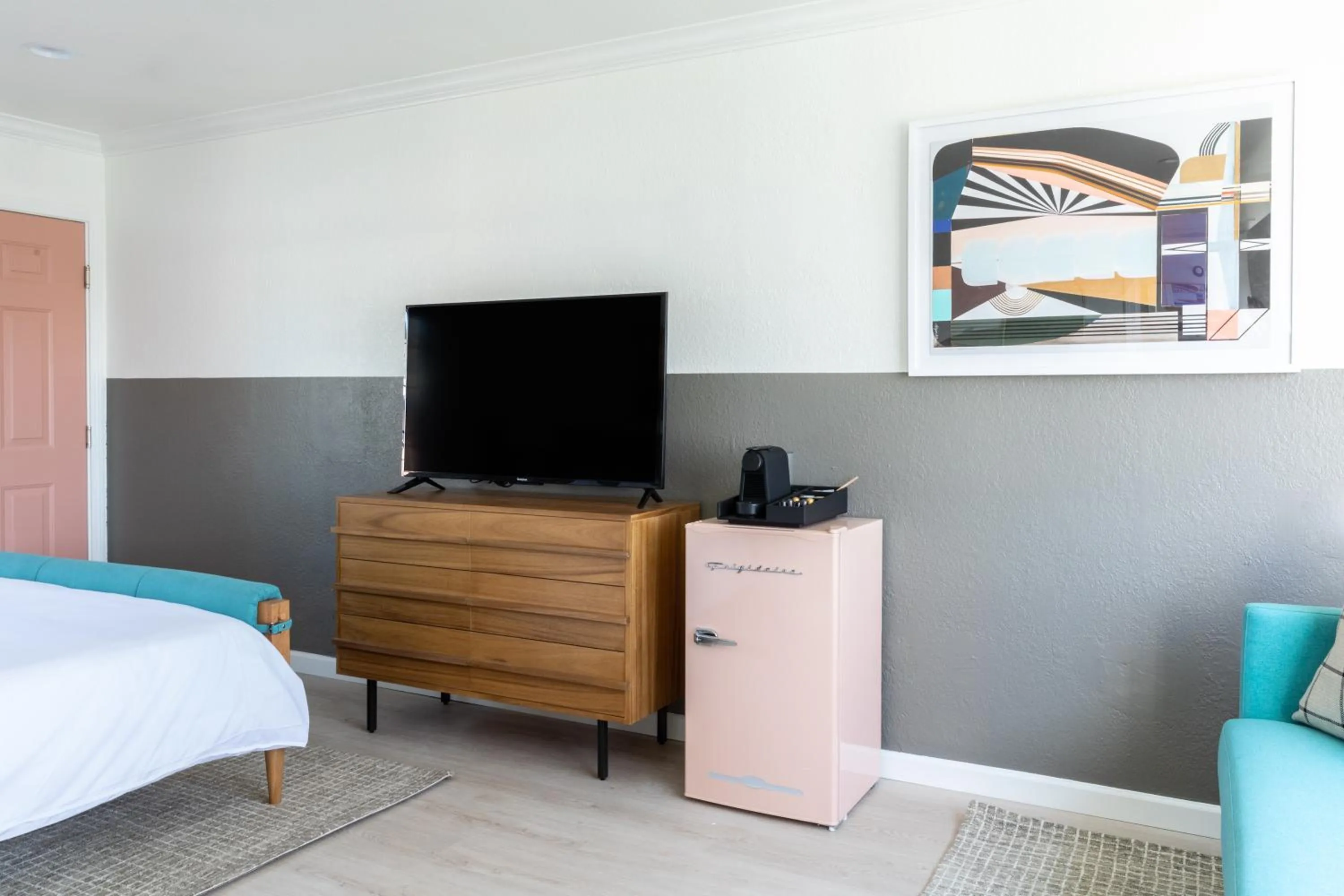 Living room, Bed in Signature Inn Oakland