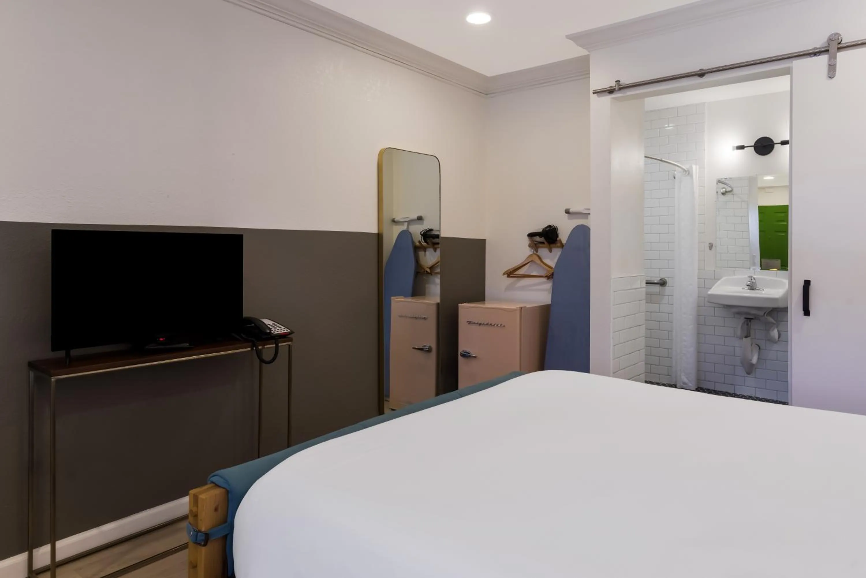 Bed in Signature Inn Oakland