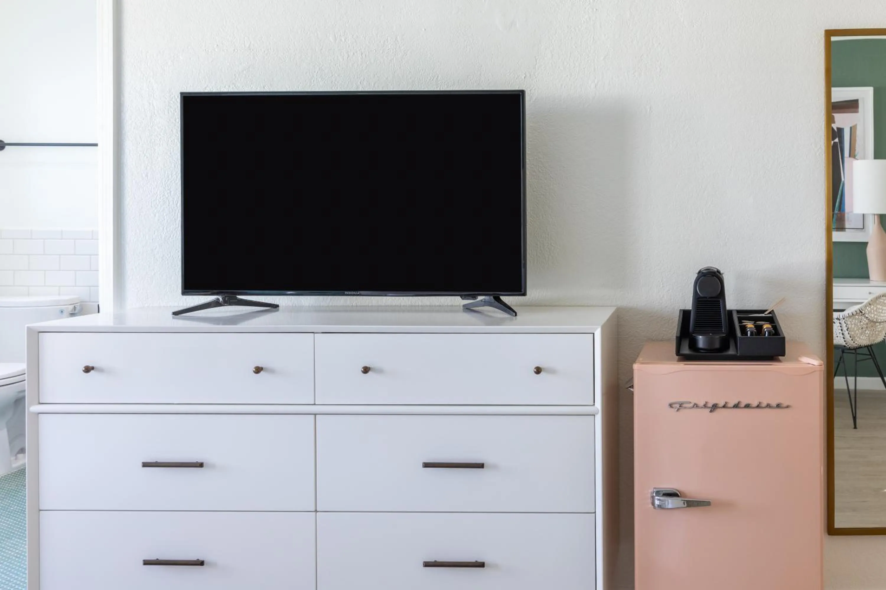 TV and multimedia in Signature Inn Oakland