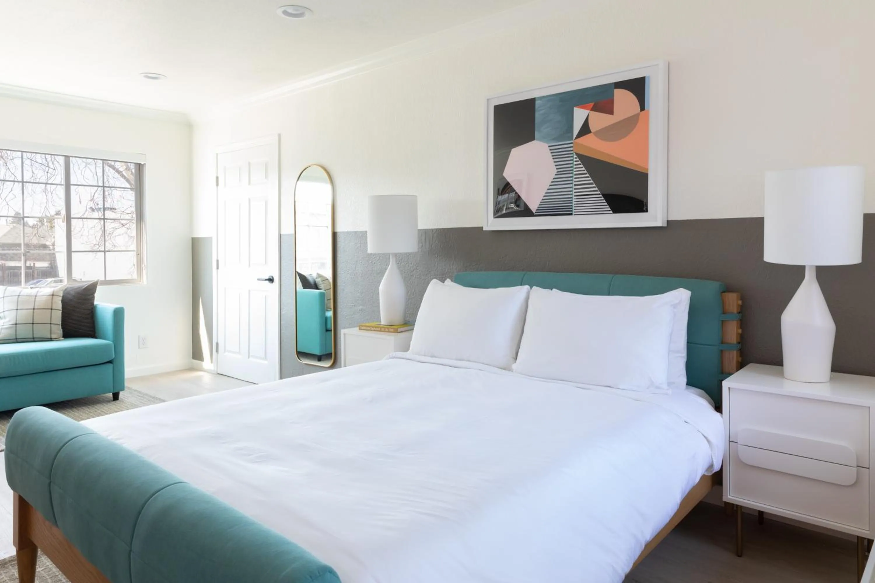 Living room, Bed in Signature Inn Oakland