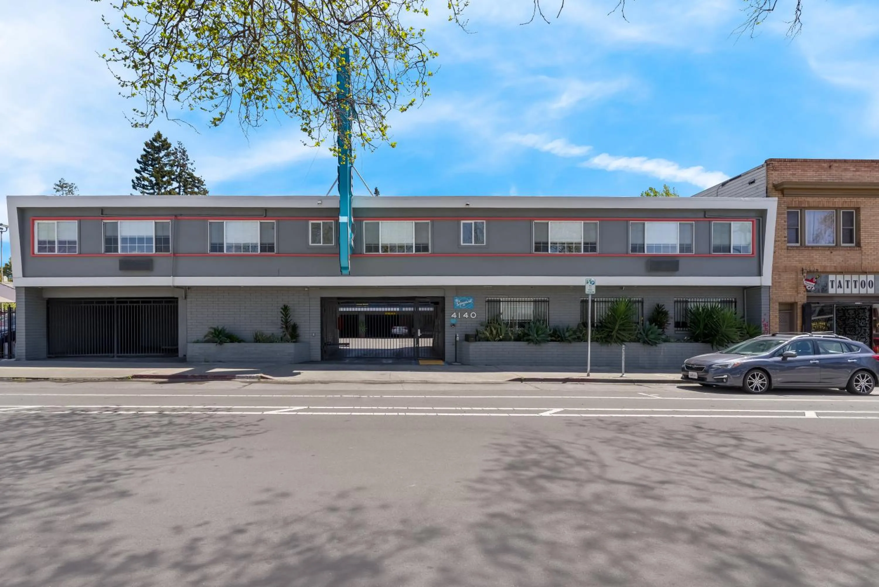 Property building in Signature Inn Oakland