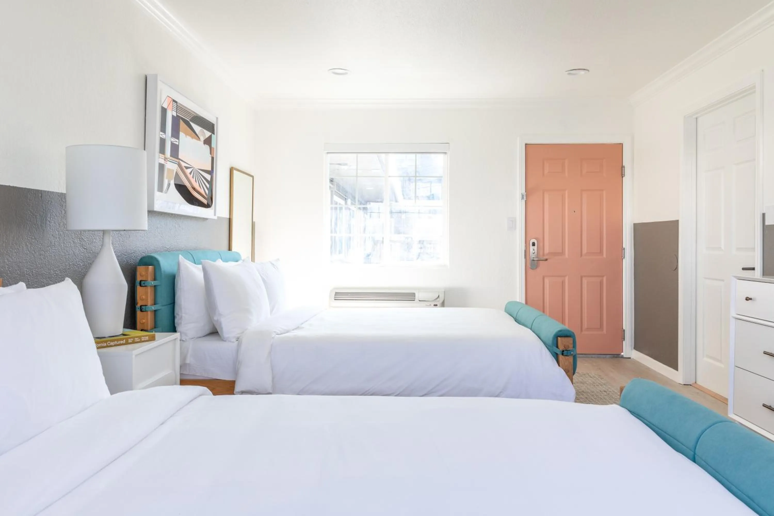 Living room, Bed in Signature Inn Oakland