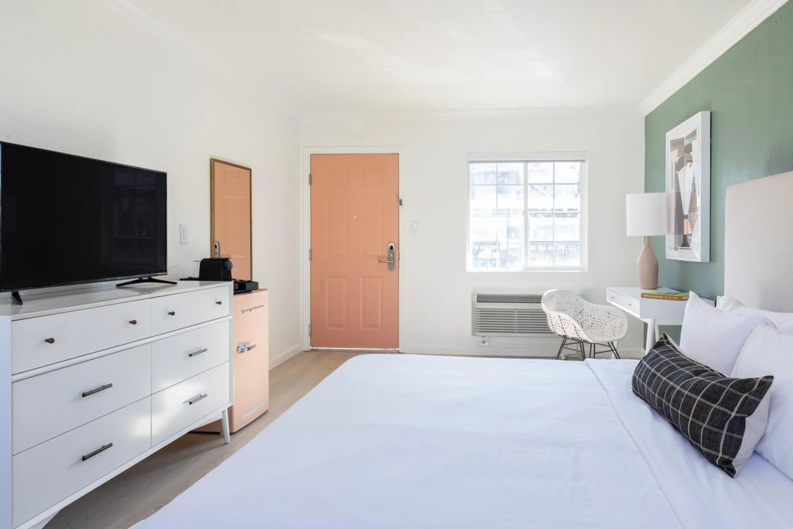 Living room, Bed in Signature Inn Oakland