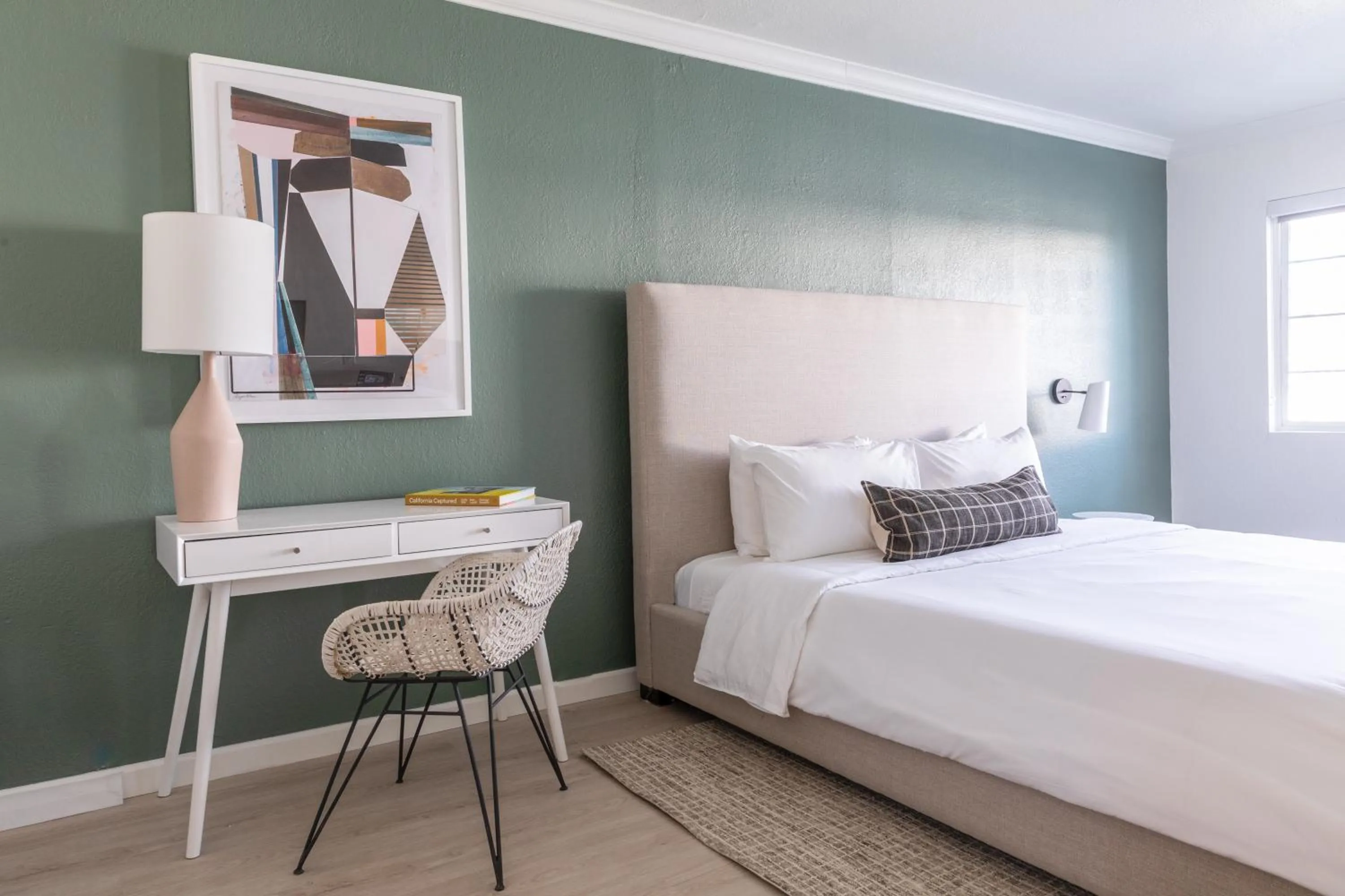 Living room, Bed in Signature Inn Oakland