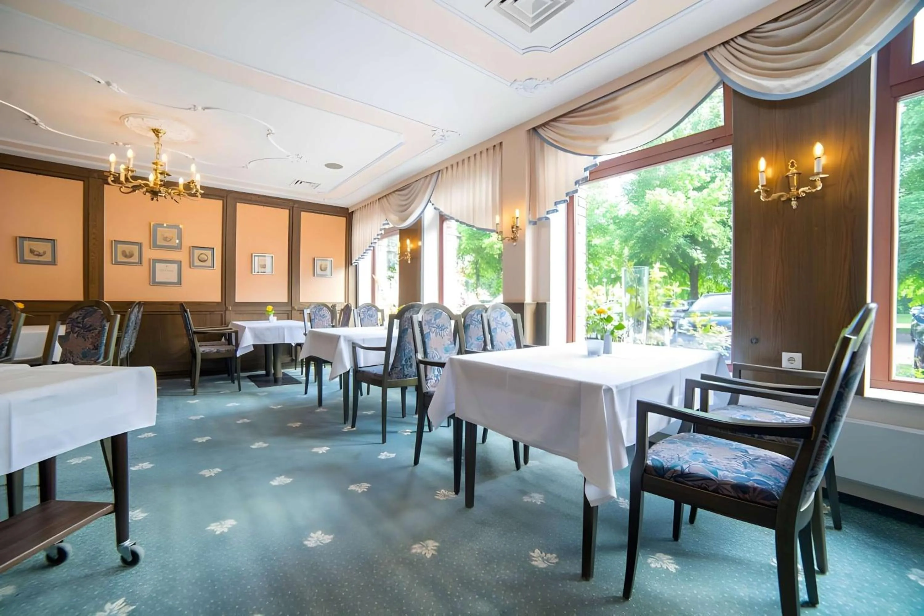 Restaurant/places to eat in City Club Hotel