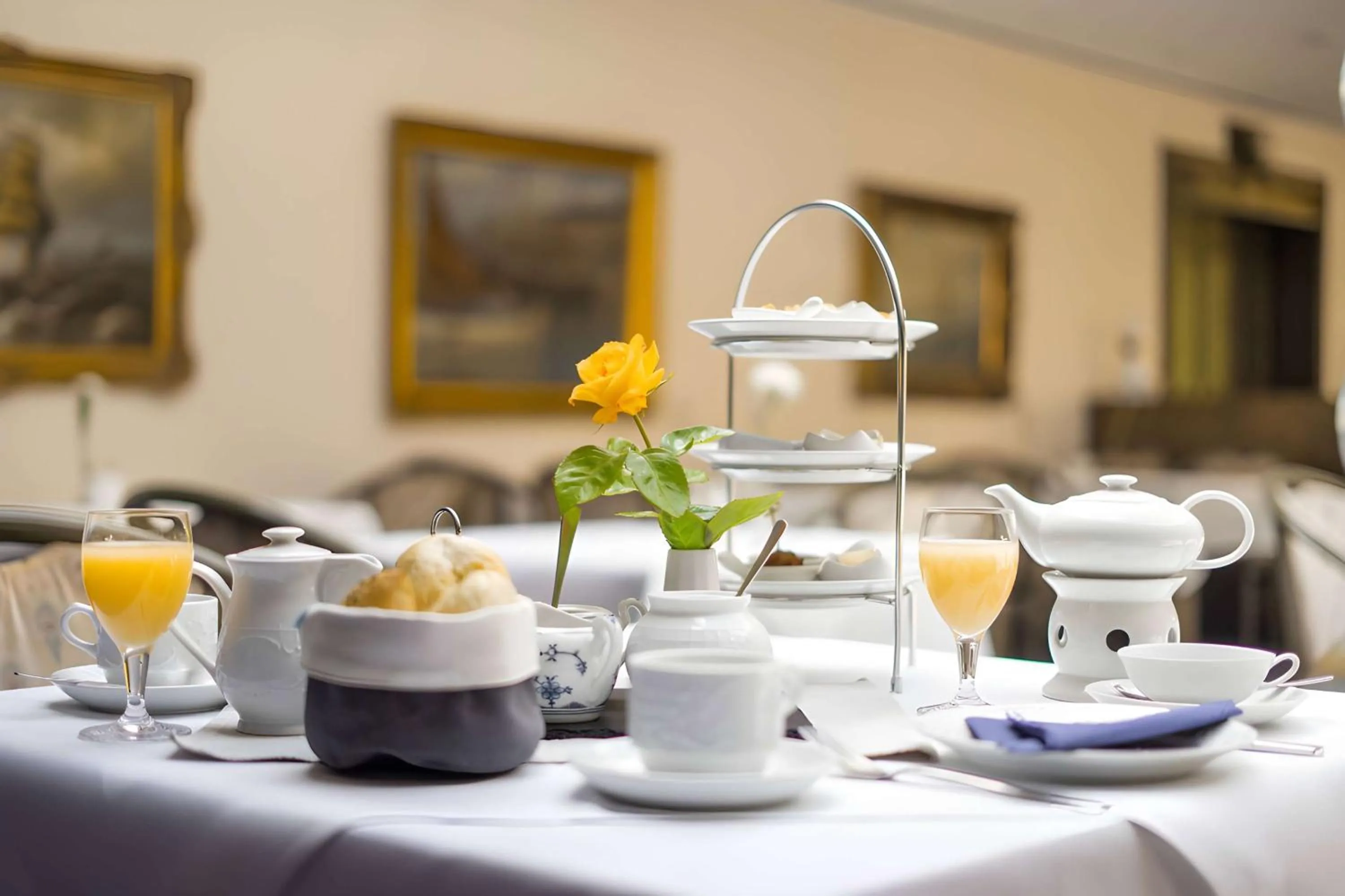 Restaurant/places to eat in City Club Hotel