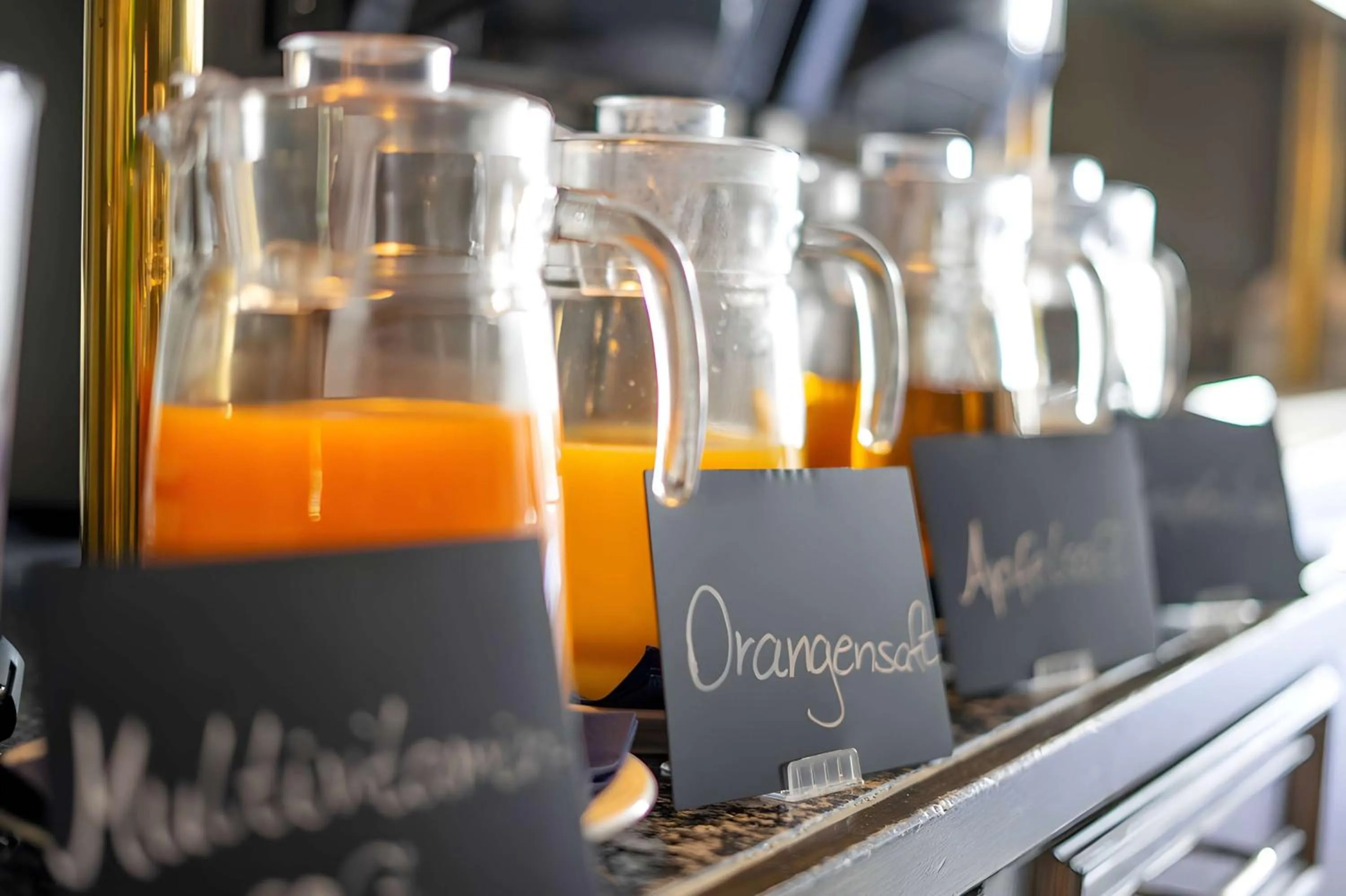 Restaurant/places to eat in City Club Hotel