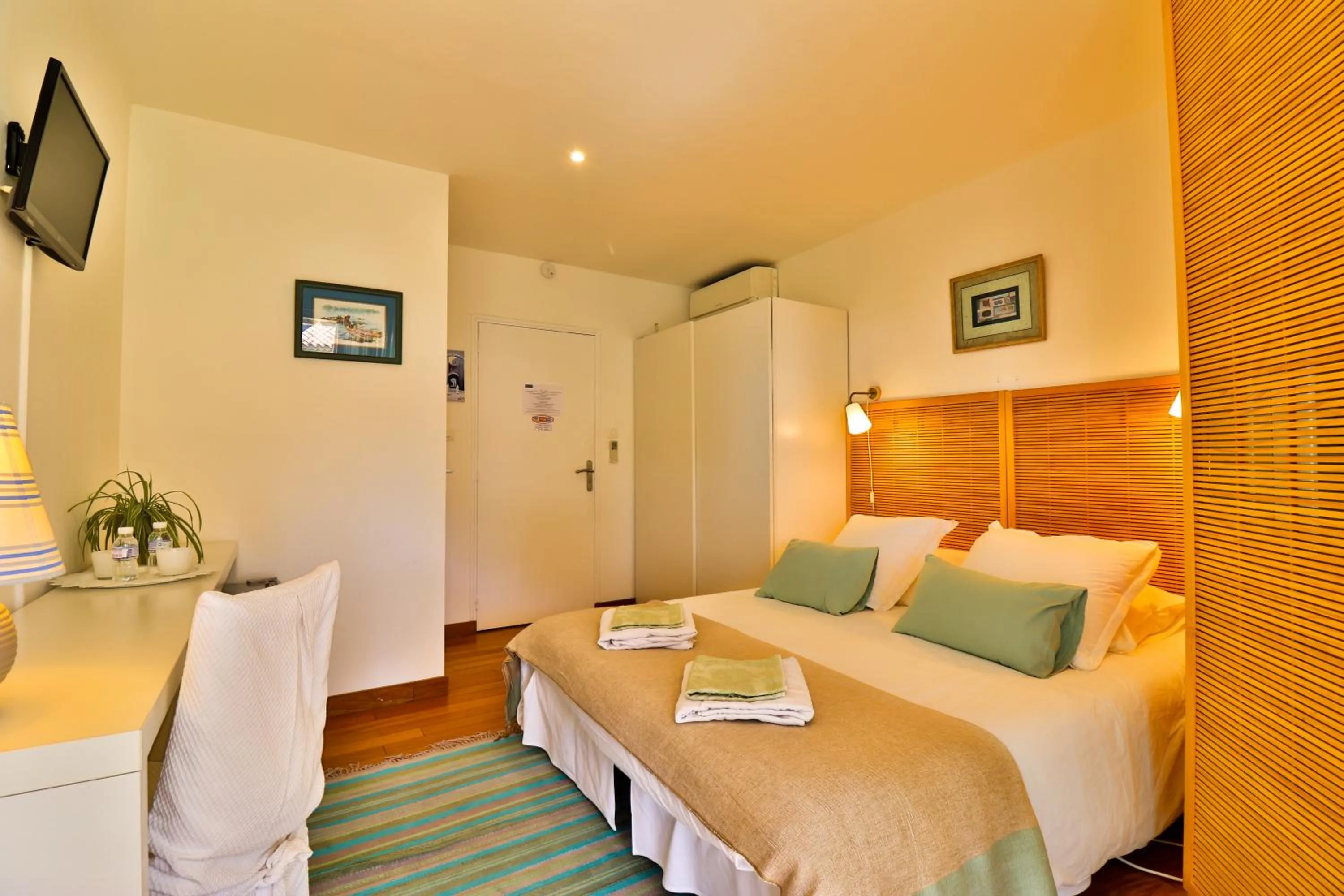 Photo of the whole room, Bed in Les Chambres d'Hôtes du Grand Mornas