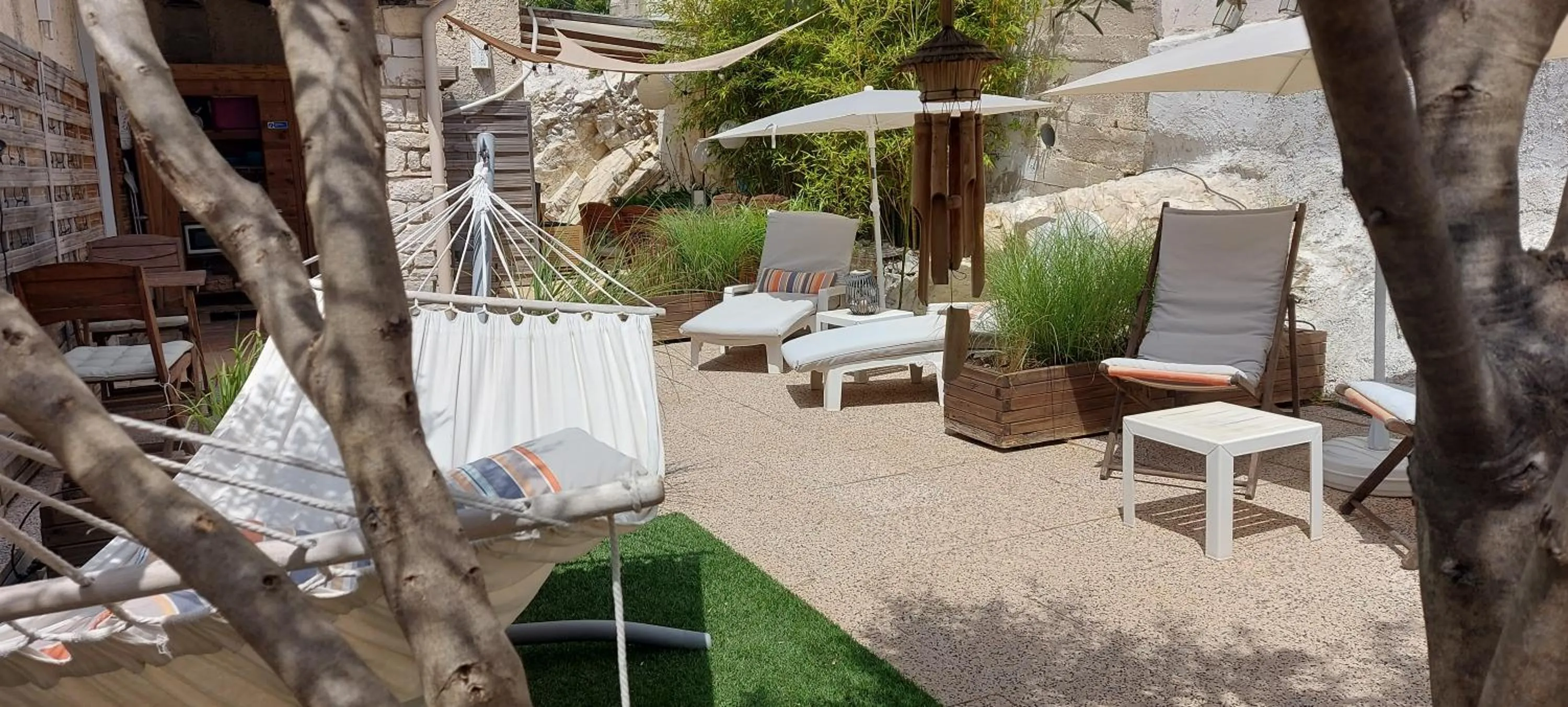 Property building in Les Chambres d'Hôtes du Grand Mornas