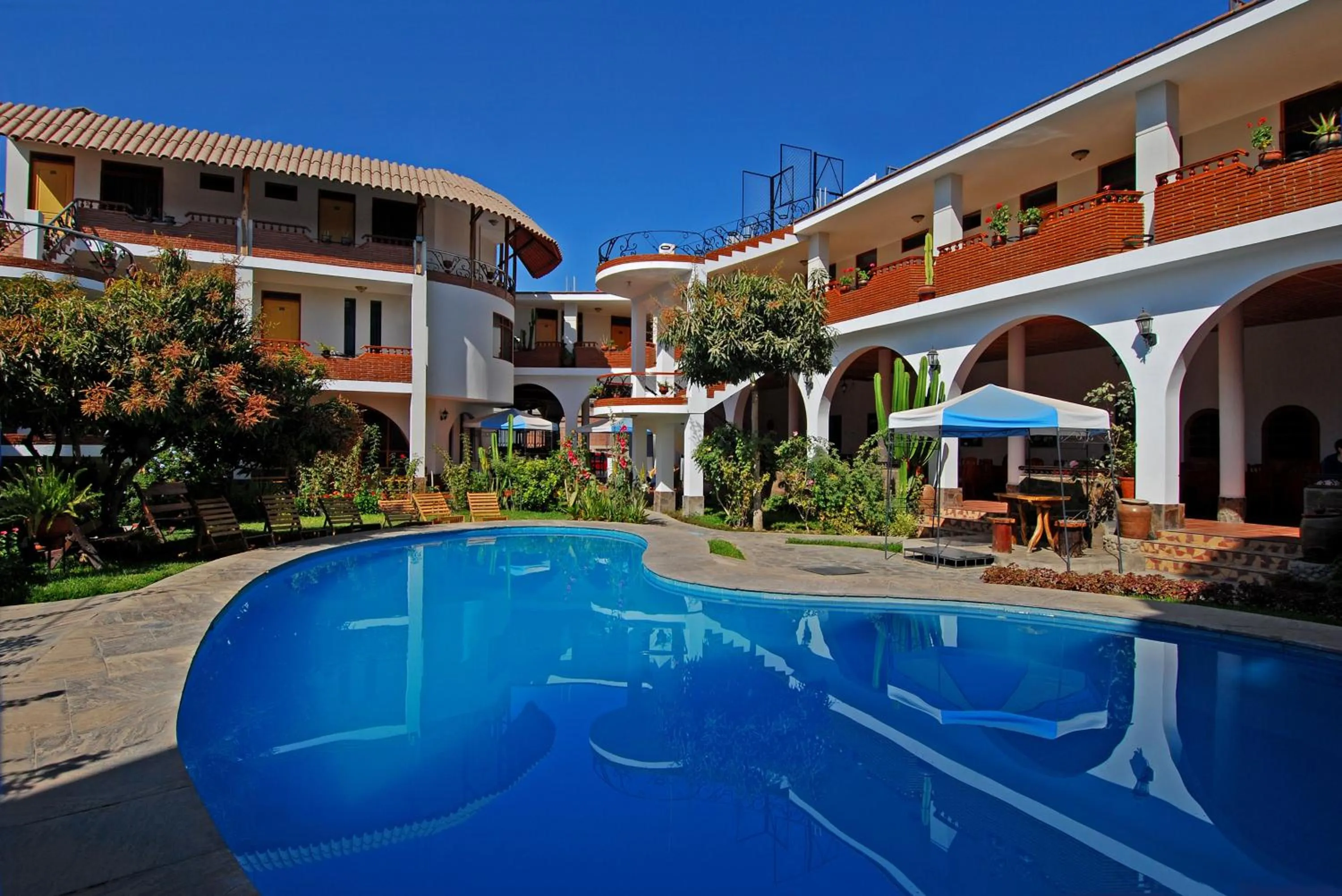 Swimming pool in Hotel Alegria Nasca