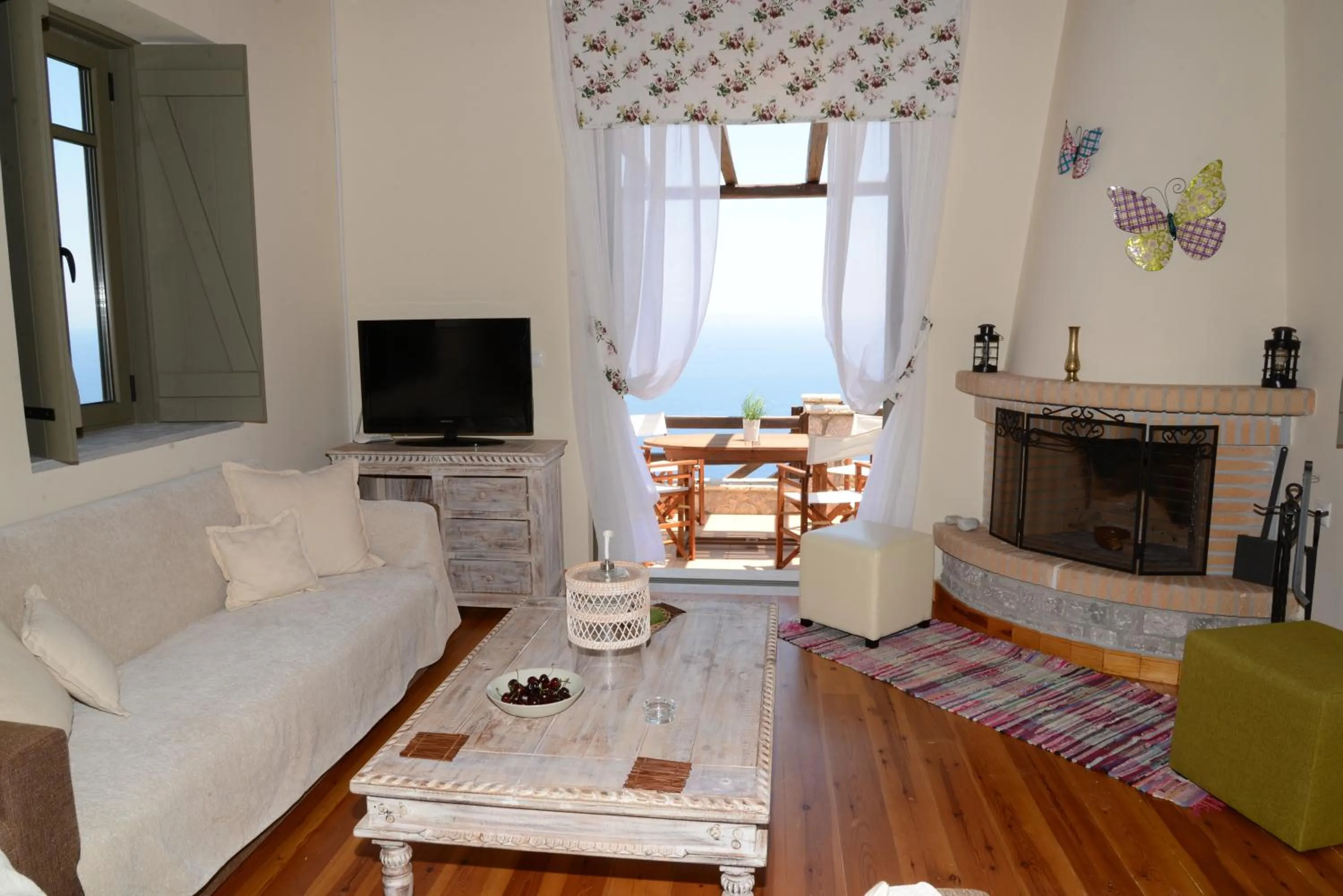 TV and multimedia in Dio Escapes Houses