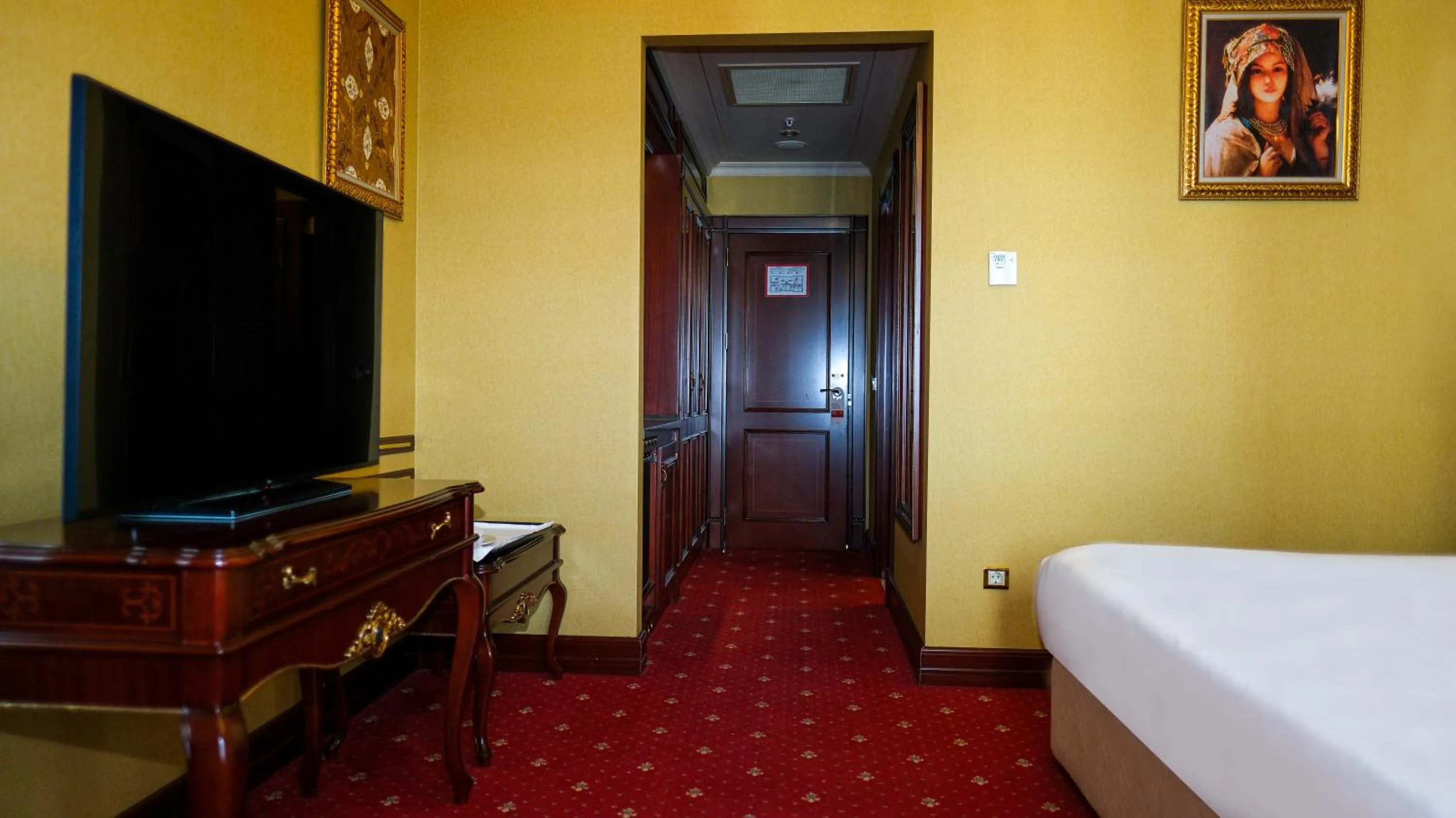 TV and multimedia, Bed in Meyra Palace