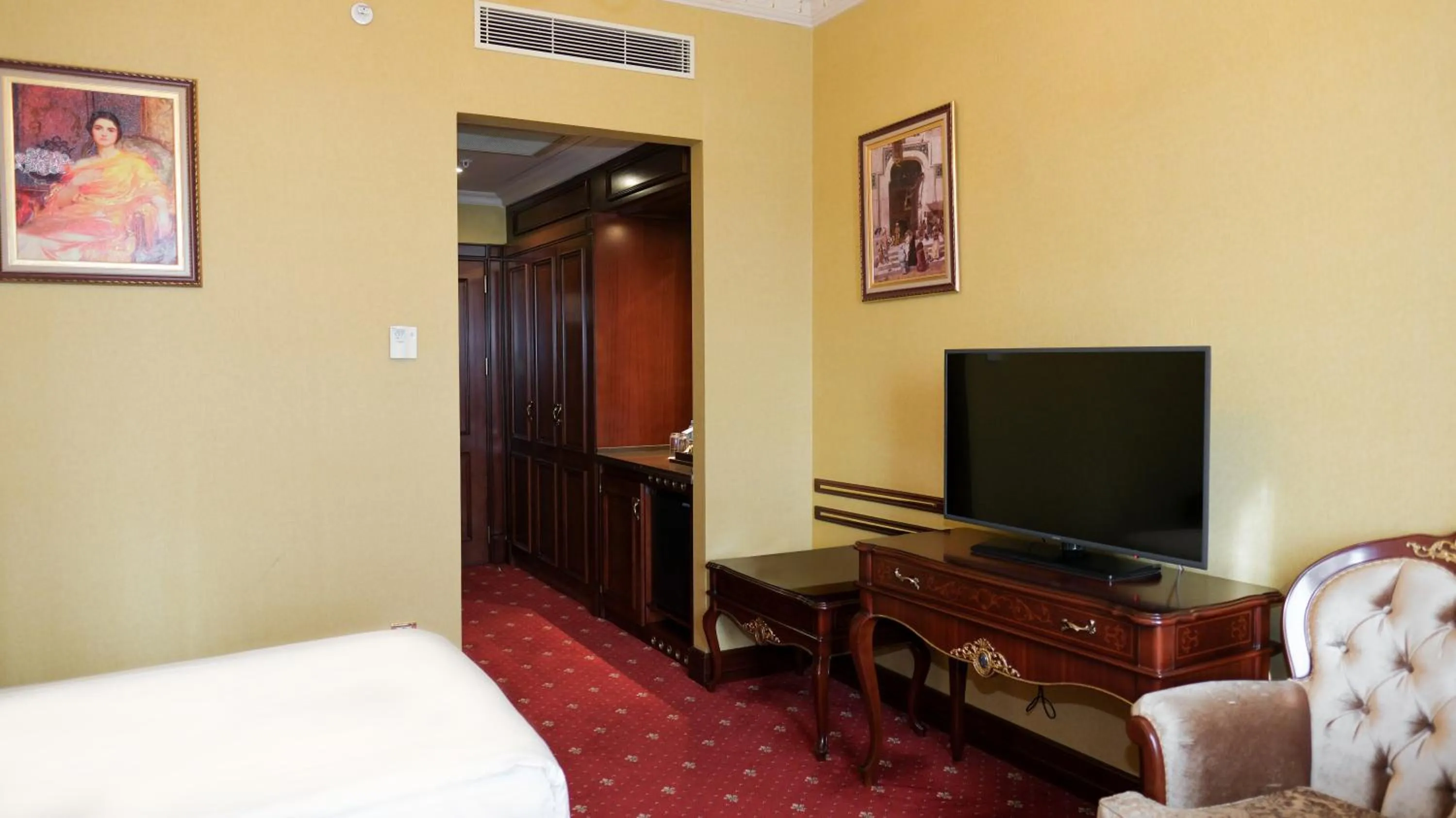TV and multimedia, Bed in Meyra Palace