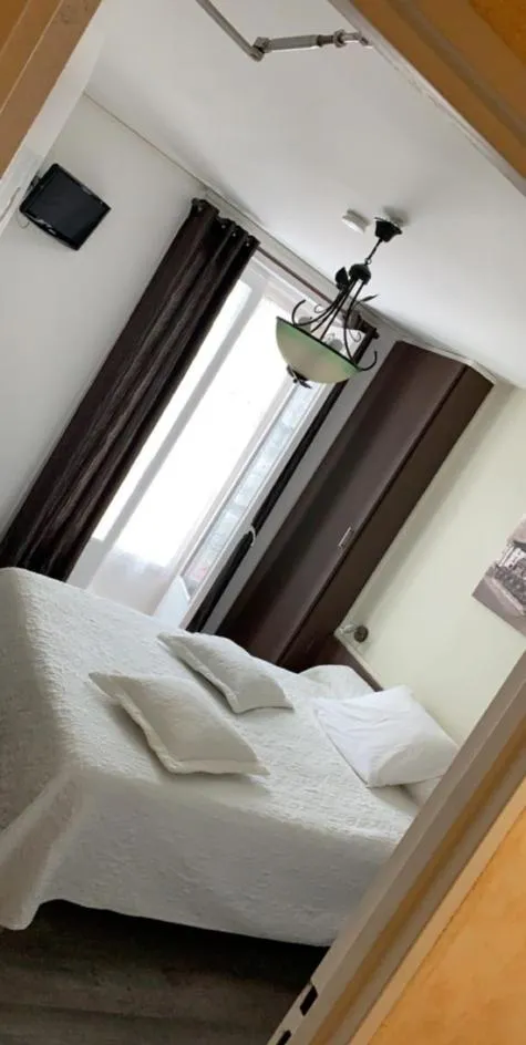 Property building, Bed in Hôtel restaurant les Templiers