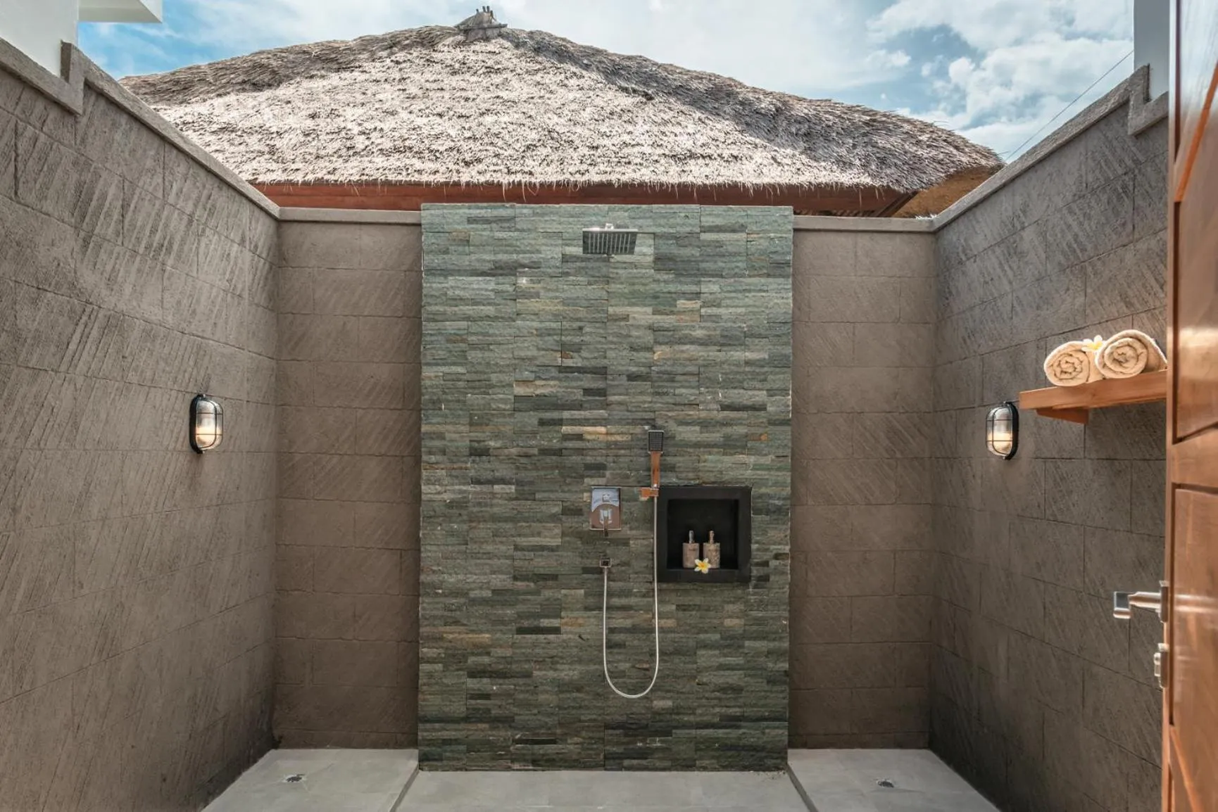Shower in The Manik Kalisada