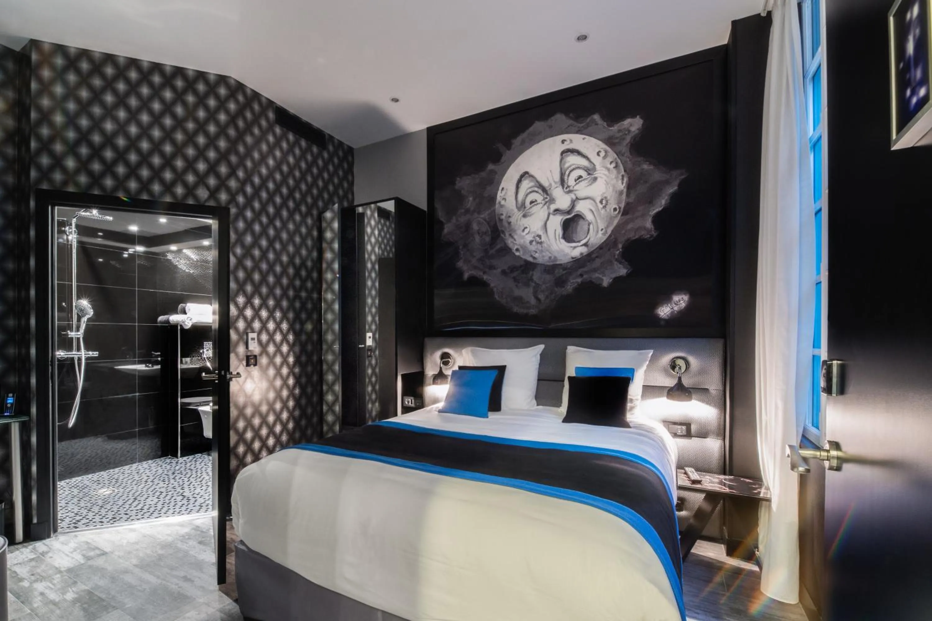 Bathroom, Bed in Hotel Splendor Elysées